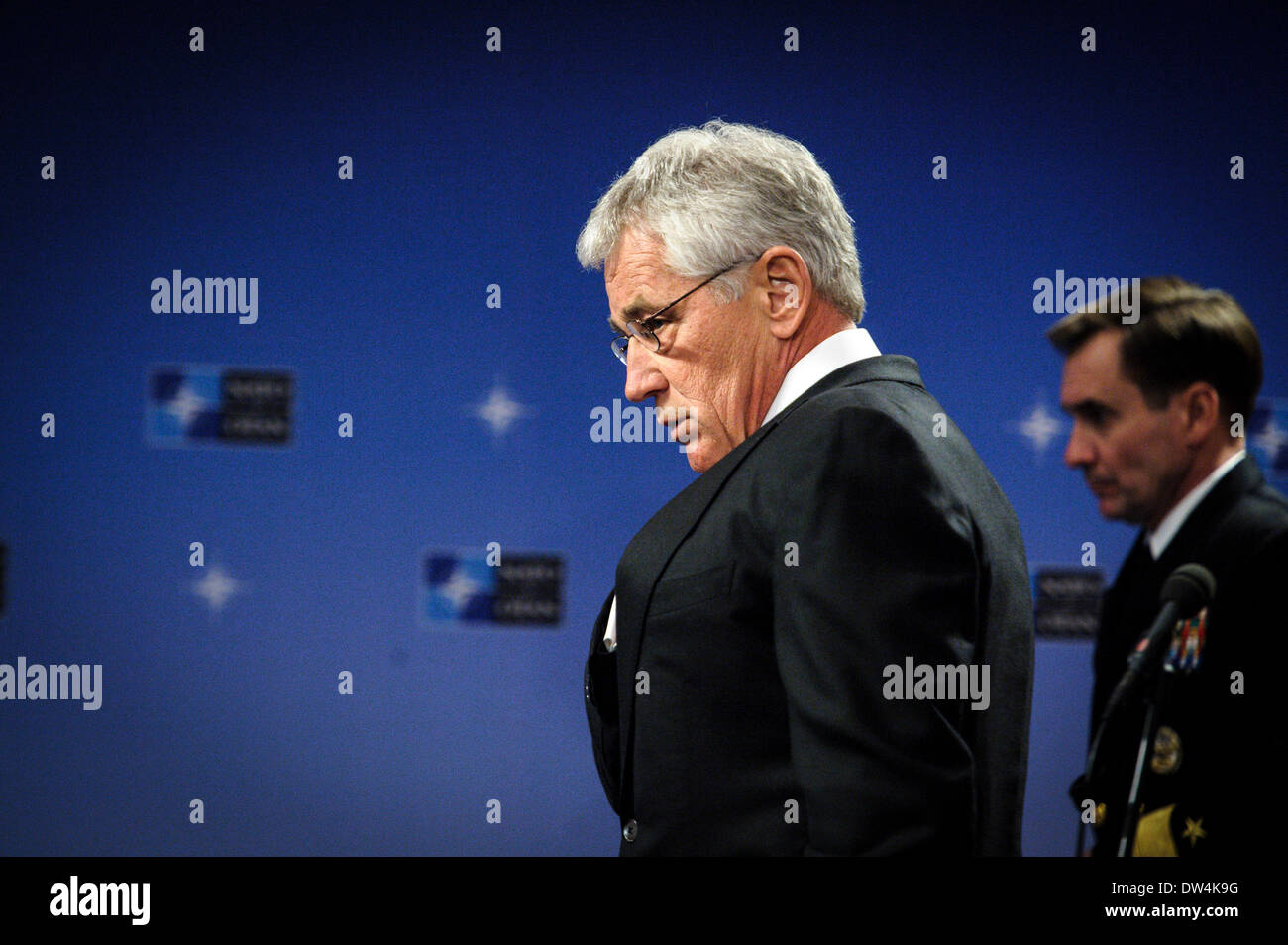 Il Segretario alla difesa degli Stati Uniti Chuck Hagel tiene conferenza stampa alla fine di una Organizzazione del Trattato del Nord Atlantico Ministri della difesa della NATO riunione del Consiglio sulle ultime developements in Ucraina, presso l'alleanza presso la sede centrale a Bruxelles, in Belgio, il 27.02.2014 da Wiktor Dabkowski Foto Stock