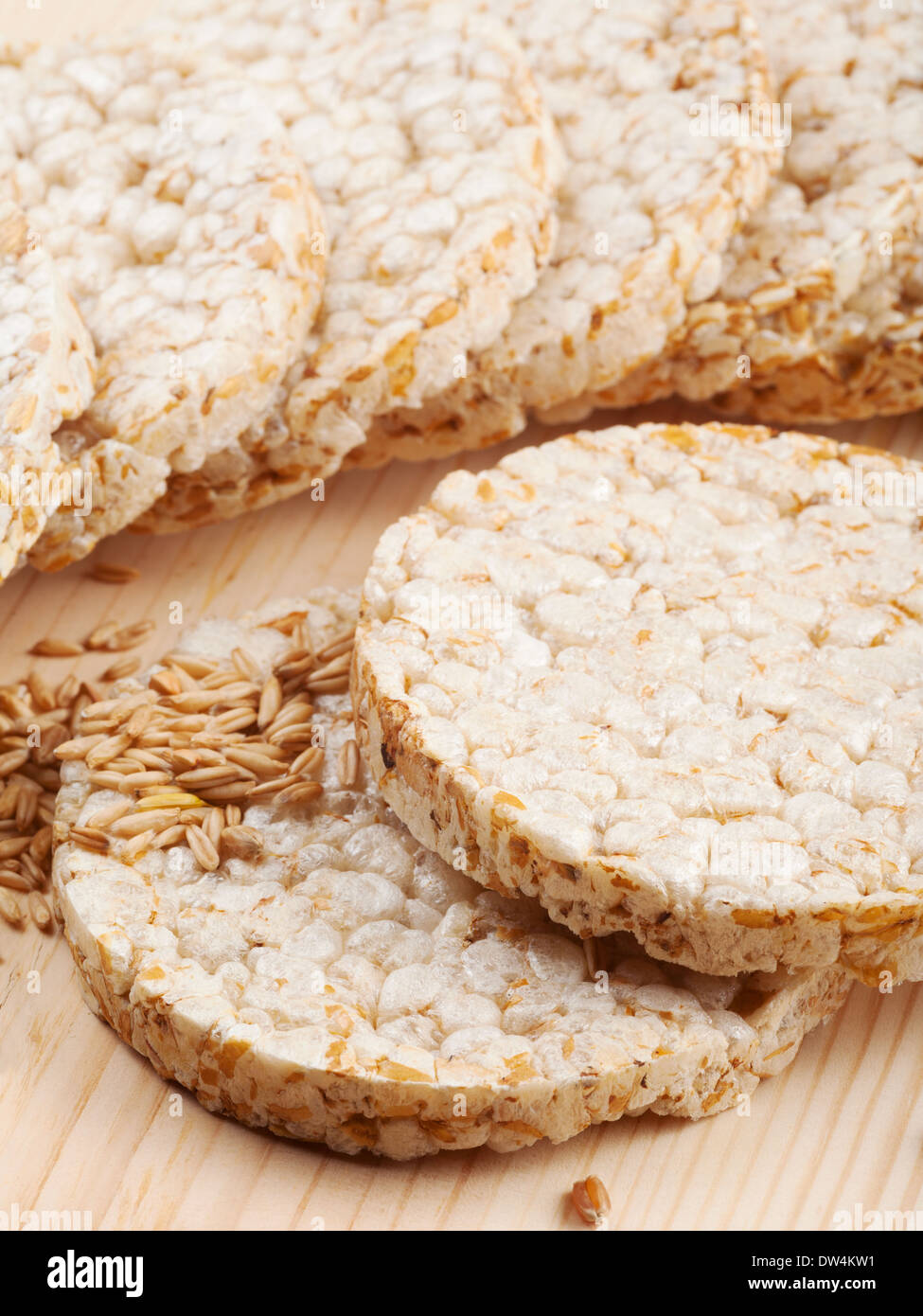 Fette biscottate di grano, cereali crackers sul tavolo Foto Stock