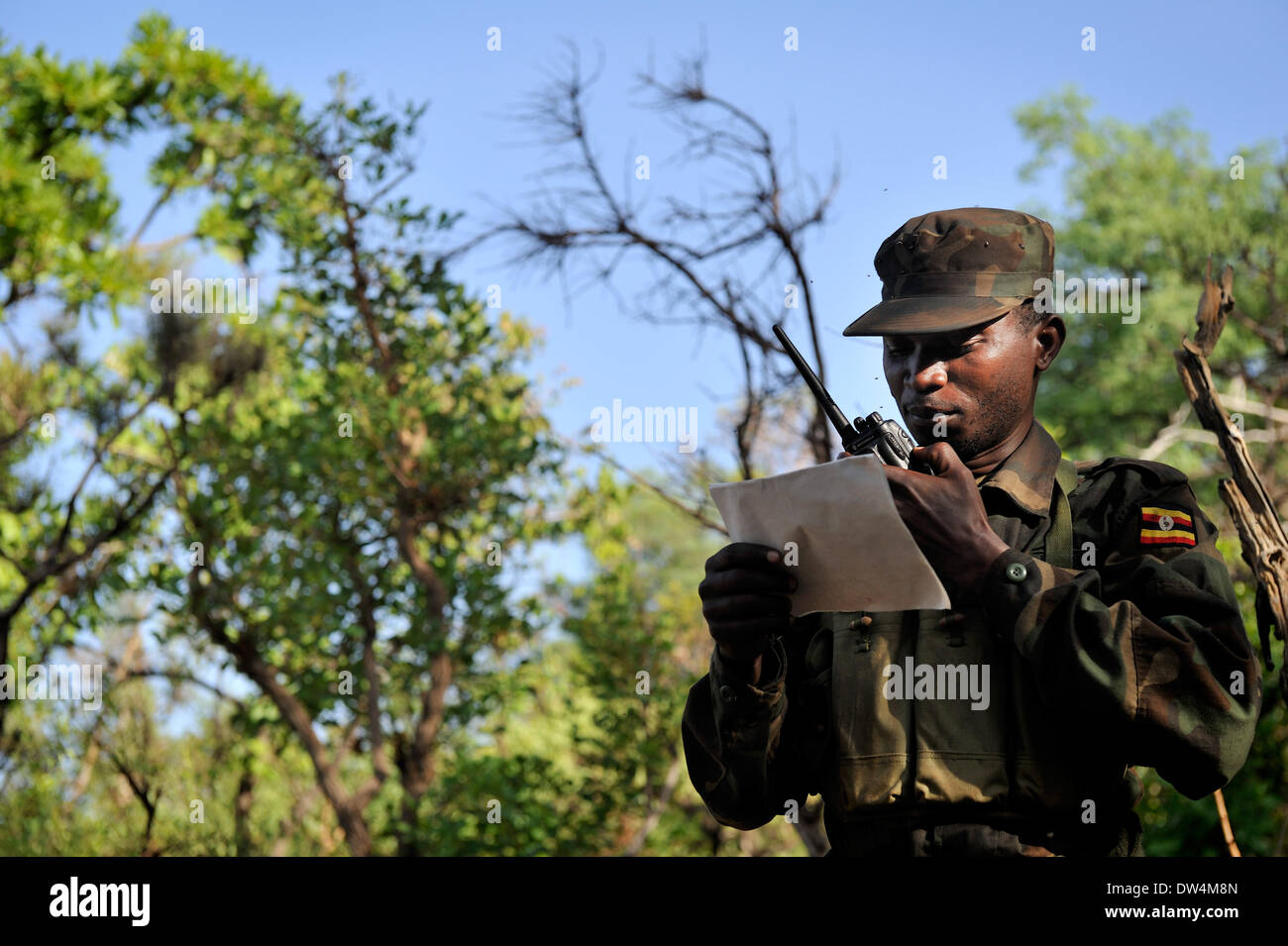 Soldati ugandesi dell'Uganda la difesa del popolo forza (UPDF) patrol tramite la centrale di giungla africana durante un'operazione per cacciare famigerato Esercito di Resistenza del Signore (LRA) leader Joseph Kony. L LRA è un cristiano militante del gruppo ribelle. Foto Stock