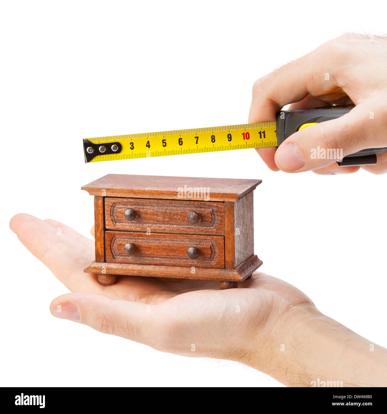 Falegname la misurazione di una cassettiera con un metro a nastro, il concetto di falegnameria Foto Stock