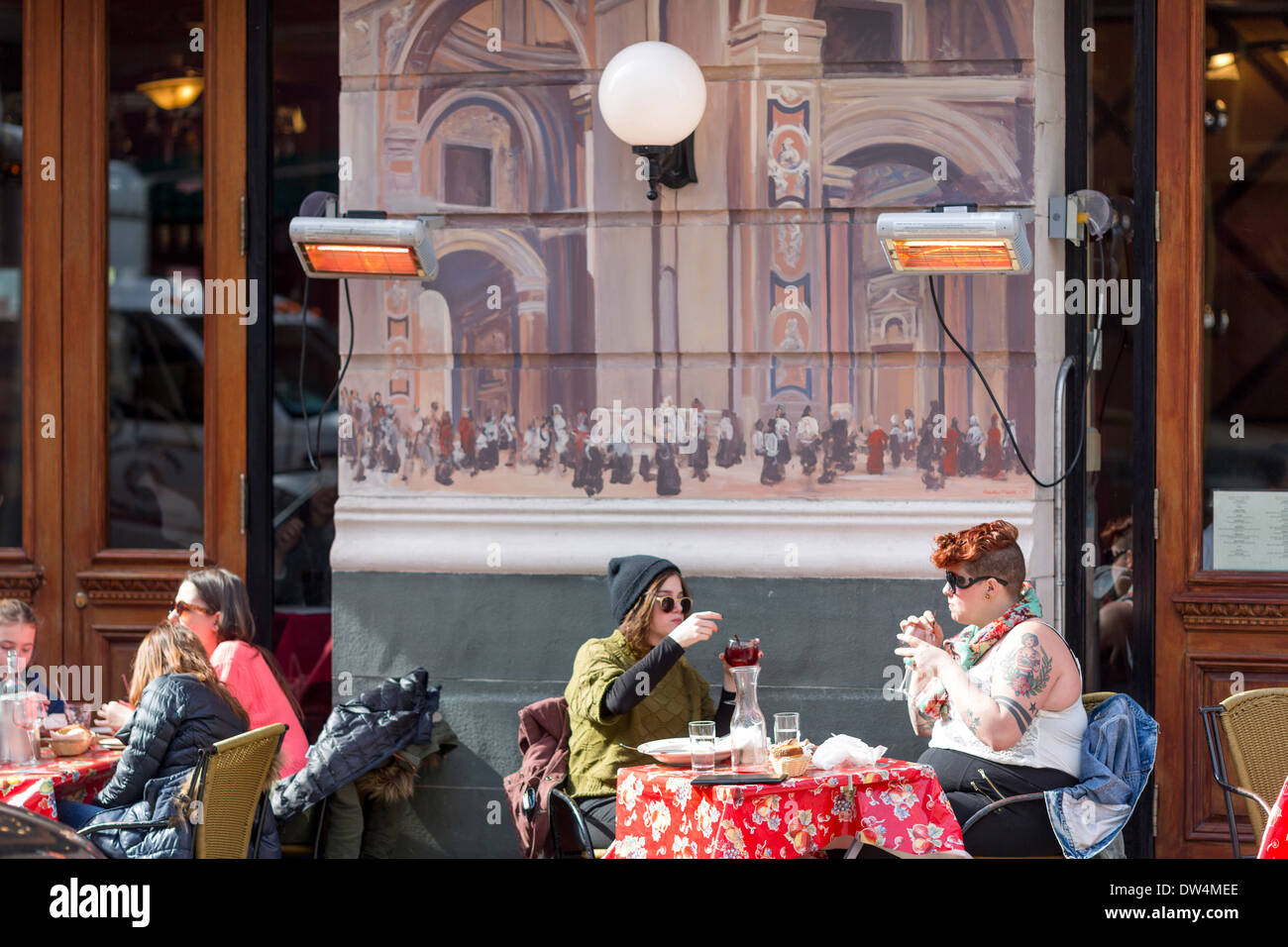 Manhattan New York City in Nord America, raffigurato alfresco in inverno il sole presso ristoranti italiani in Little Italy Foto Stock