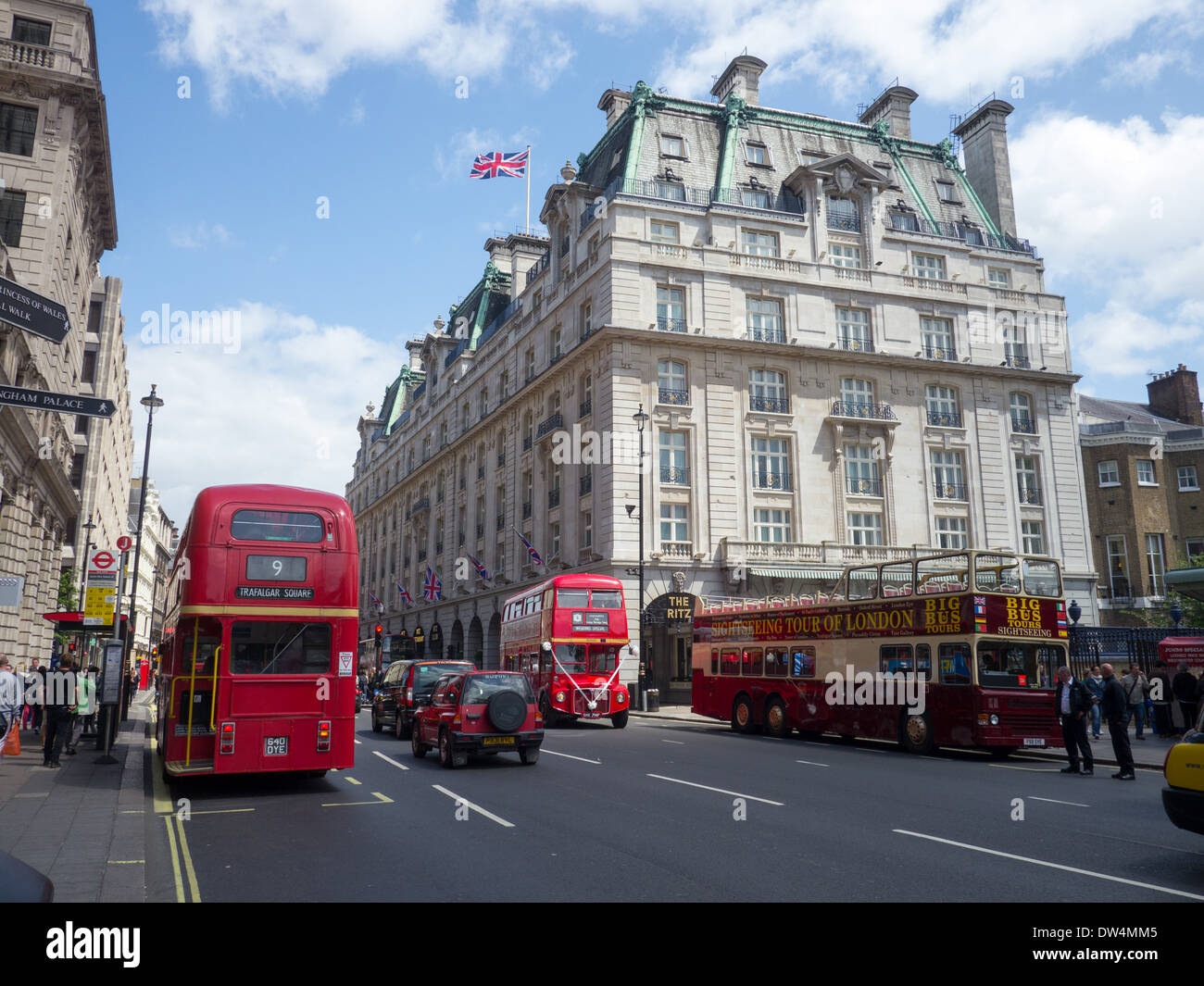 Gli autobus di Londra e un autobus turistico al di fuori del Ritz Hotel sulla Piccadilly, Londra W1 REGNO UNITO Foto Stock