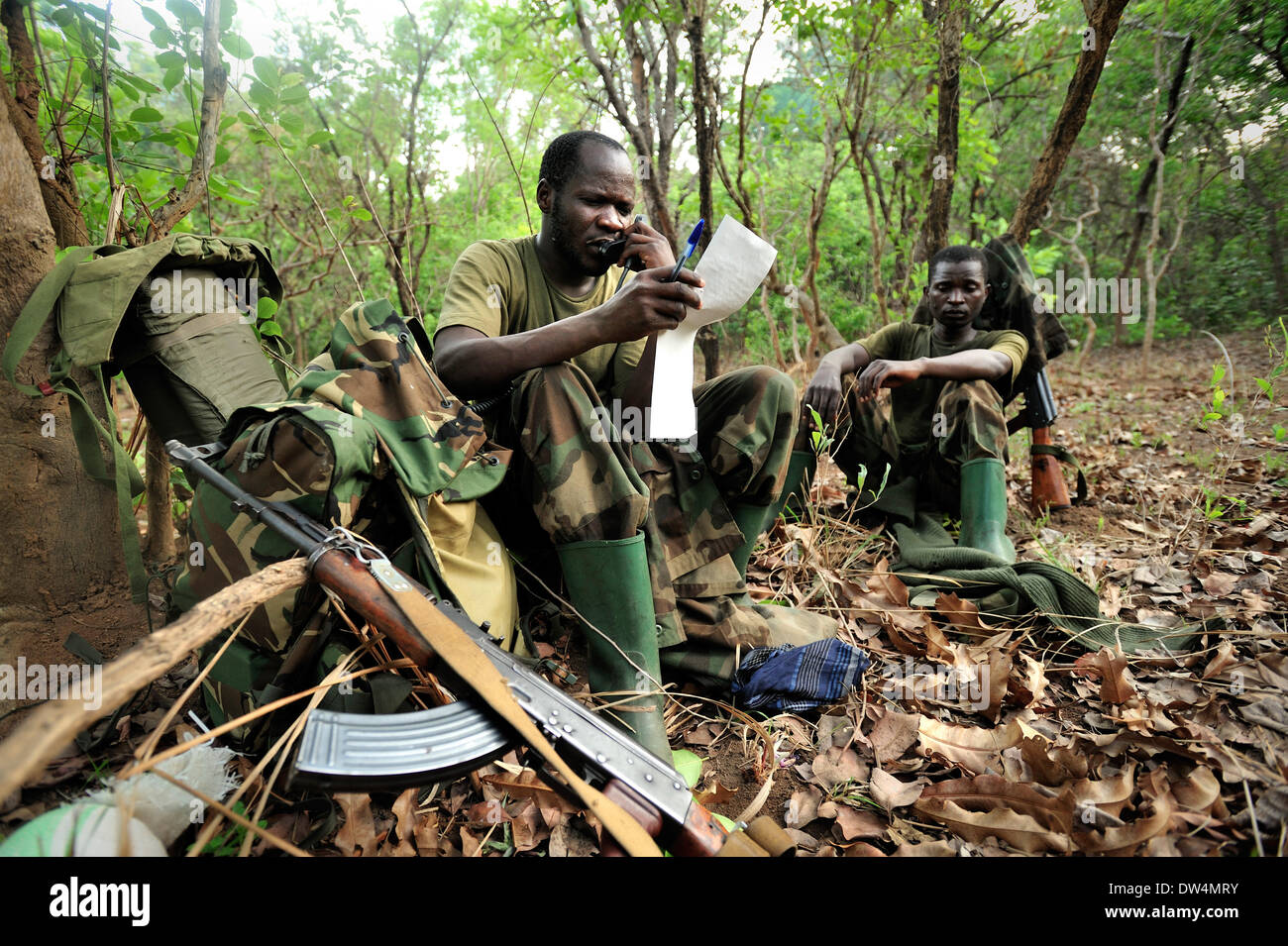 Soldati ugandesi dell'Uganda la difesa del popolo forza (UPDF) patrol tramite la centrale di giungla africana durante un'operazione per cacciare famigerato Esercito di Resistenza del Signore (LRA) leader Joseph Kony. L LRA è un cristiano militante del gruppo ribelle. Foto Stock