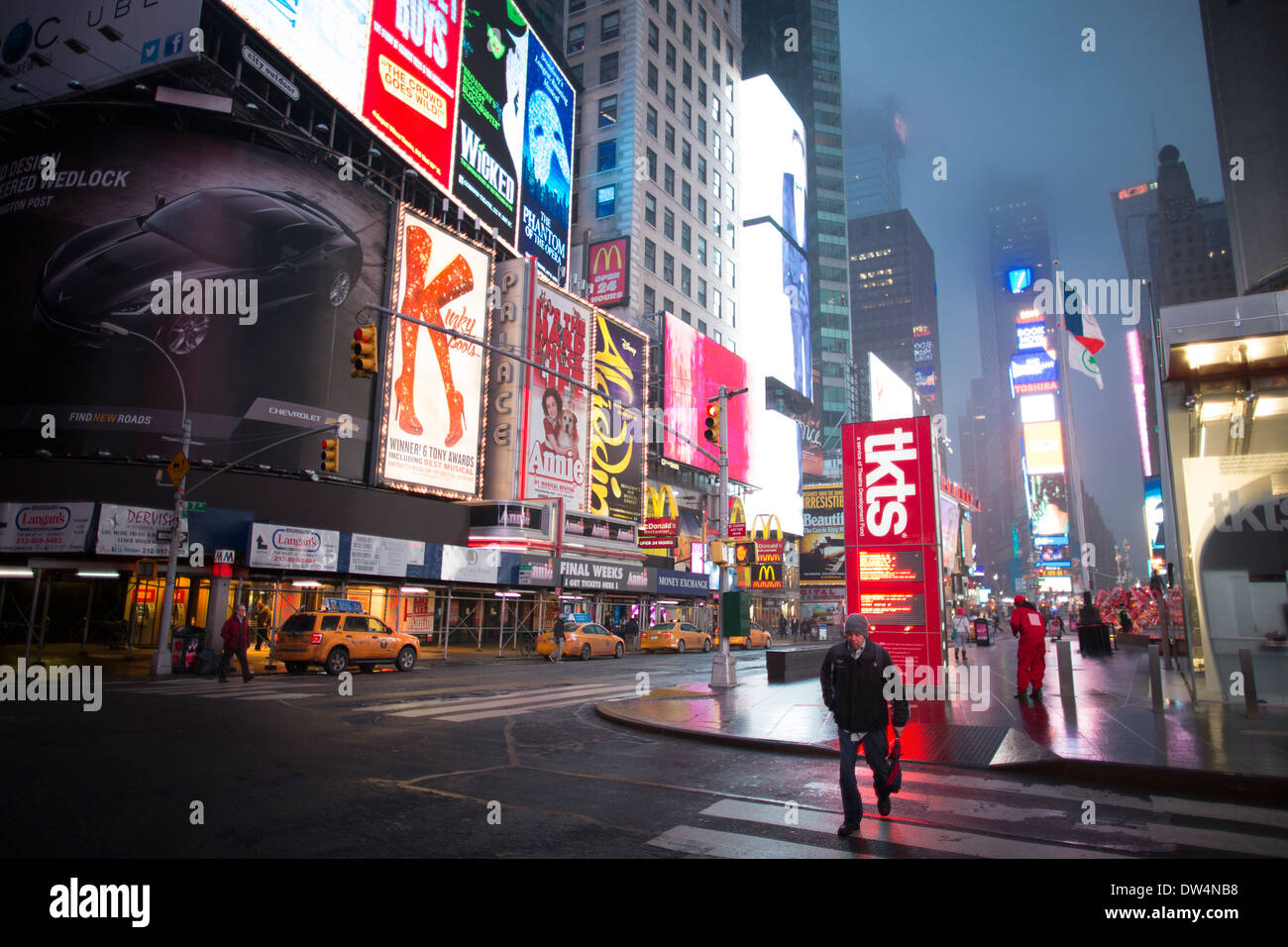 Manhattan New York City in Nord America, nebbia raffigurato in Times Square quartiere dei teatri di Broadway al mattino presto Foto Stock