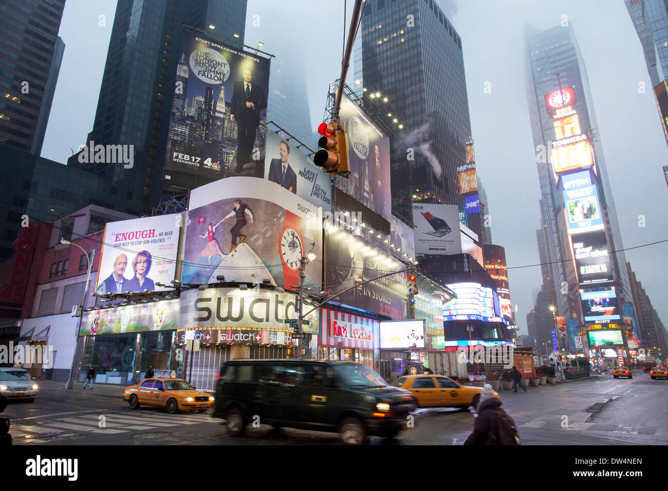 Manhattan New York City in Nord America, nebbia raffigurato in Times Square quartiere dei teatri di Broadway al mattino presto Foto Stock