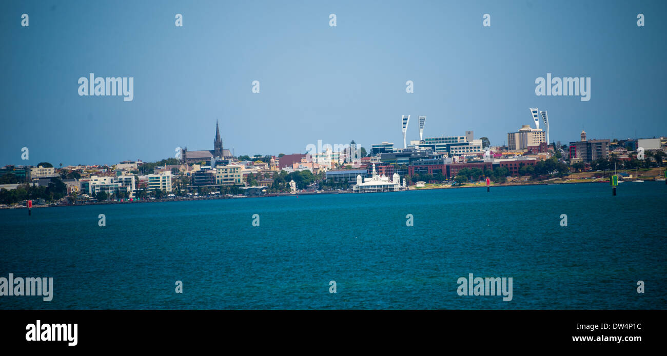 Geelong Australia centro città skyline da sulla Baia di Corio. mostra Cunningham pier e yacht e barche sulla baia. Foto Stock