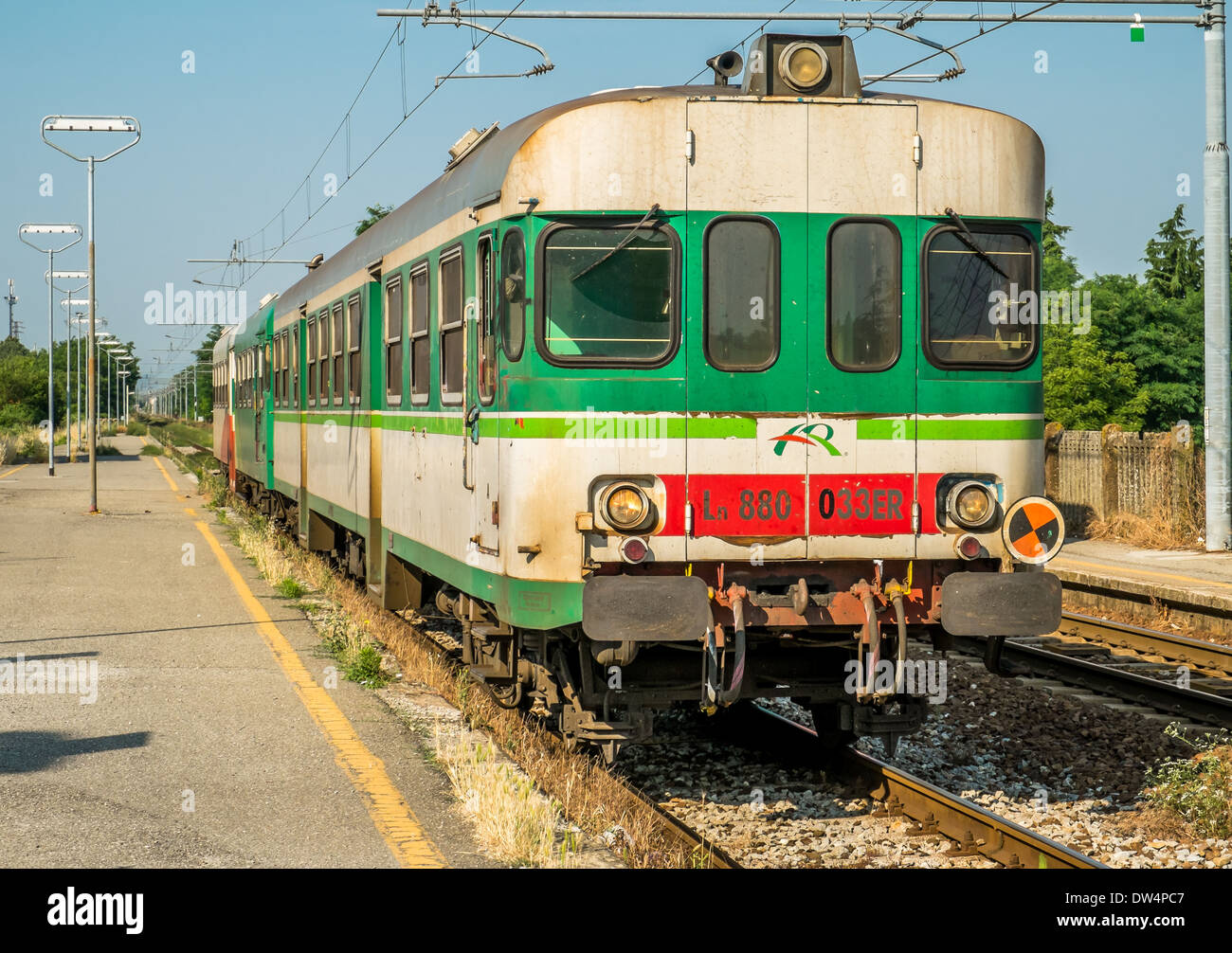 Treno regionale con il treno regionale) nella piattaforma a Collecchio stazione ferroviaria in Emilia Romagna, Italia Foto Stock