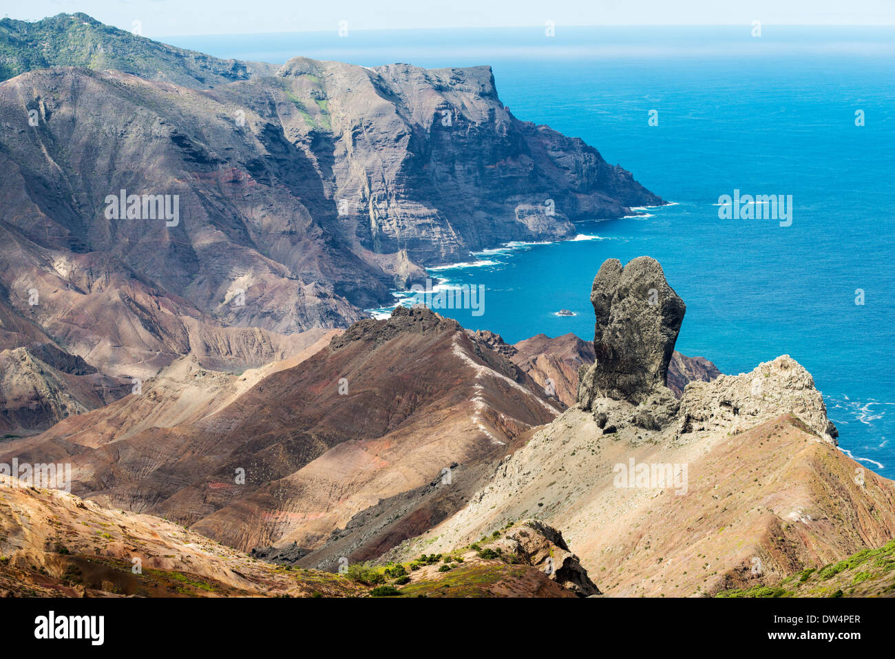 St Helena Island nel sud Atlantico. La moglie di Lot si formazione di roccia sul lato meridionale dell'isola con baia sabbiosa di seguito. Foto Stock