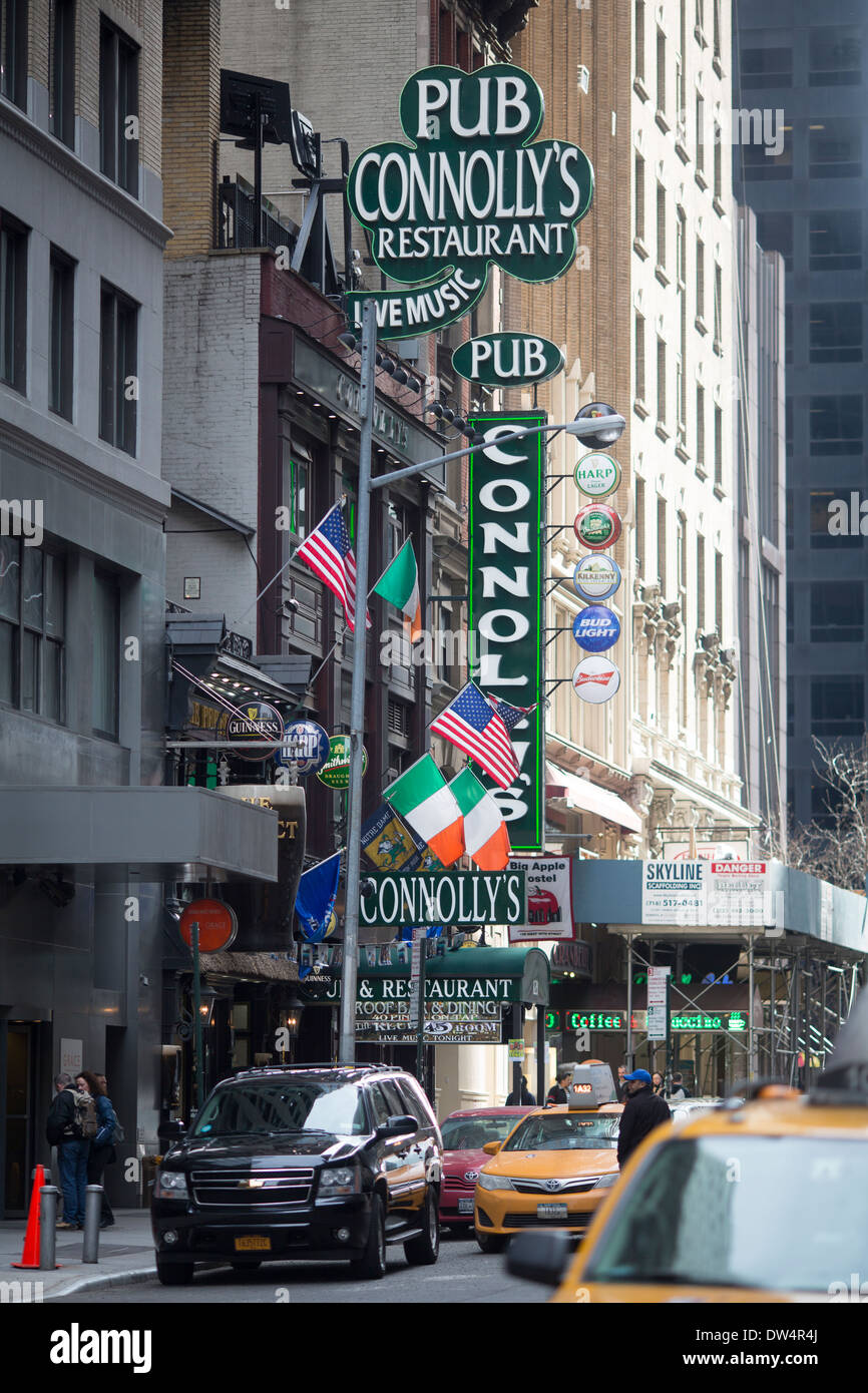 Manhattan New York City in Nord America, raffigurato bar irlandesi nel quartiere del teatro oltrepassando un pretzel in stallo Foto Stock