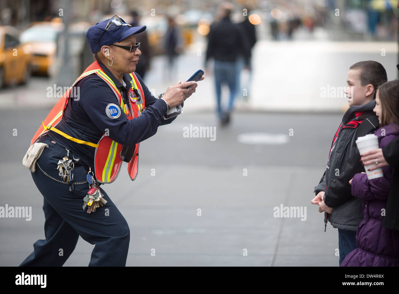 Manhattan New York City in Nord America, raffigurato un lavoratore MTA prende le immagini per i turisti Foto Stock