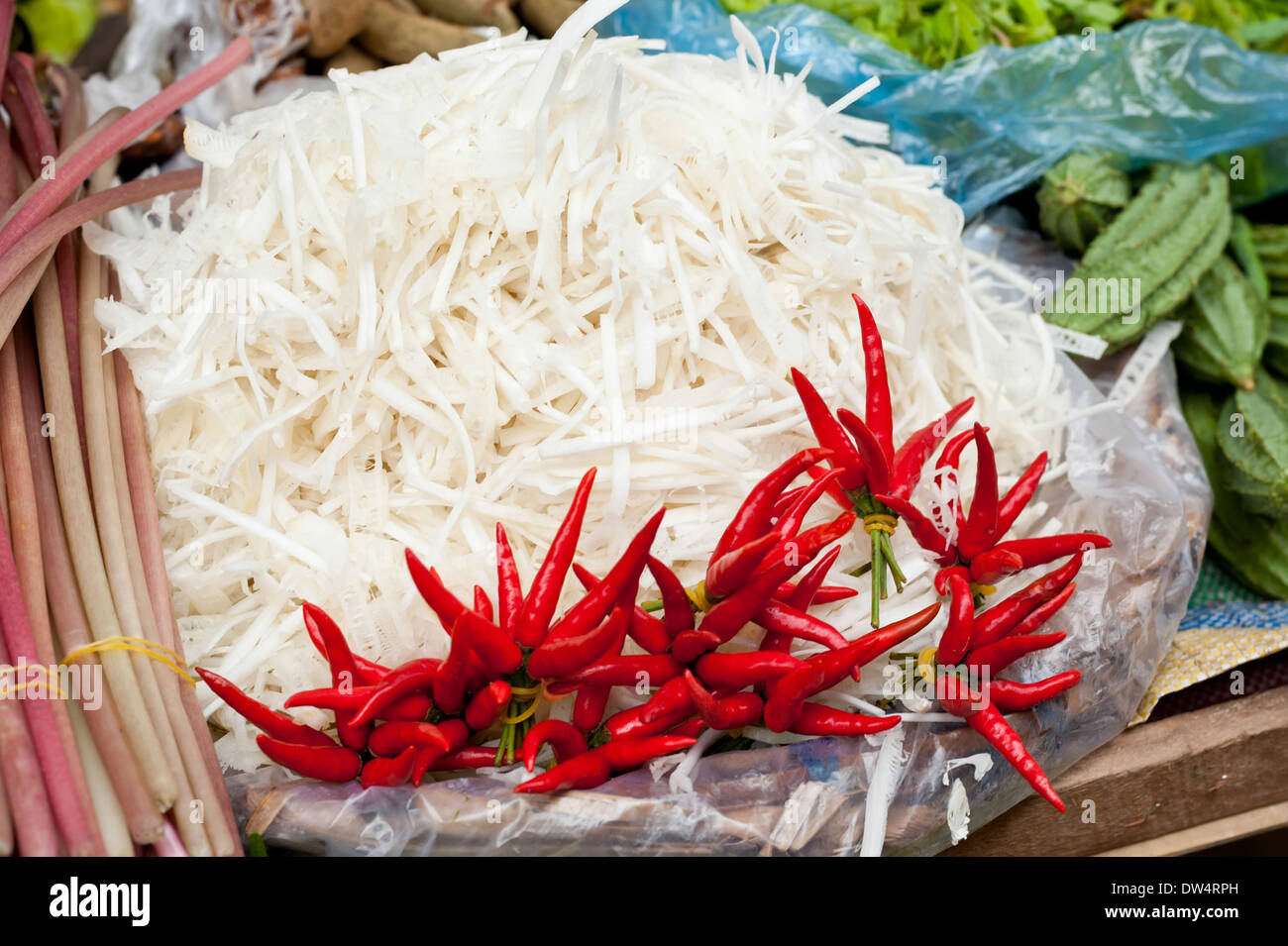 Fresche verdure organiche, erbe e frutti a asian food market Foto Stock