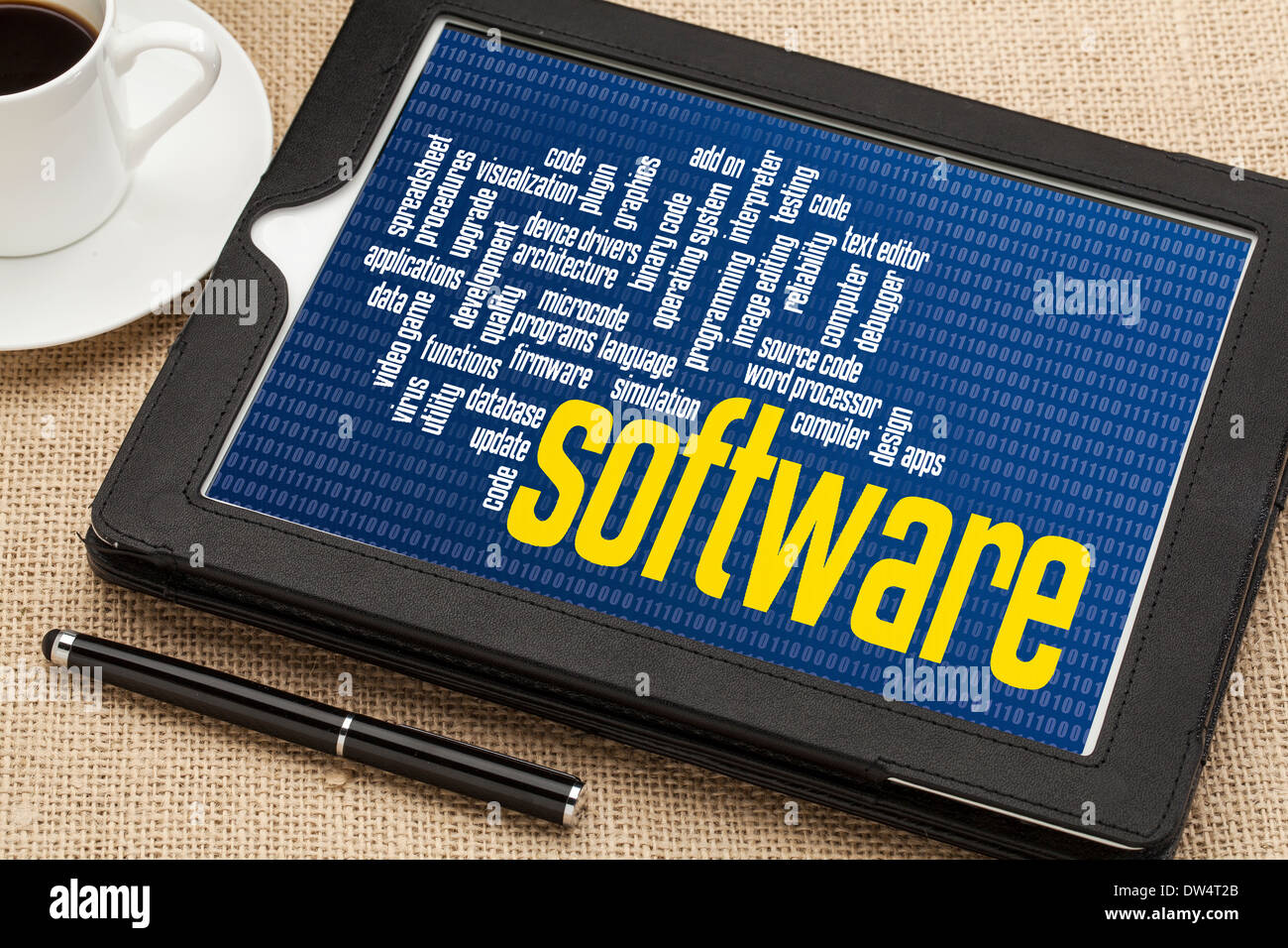 Computer software word cloud su uno zero binario - sfondo digitale compressa con una tazza di caffè Foto Stock