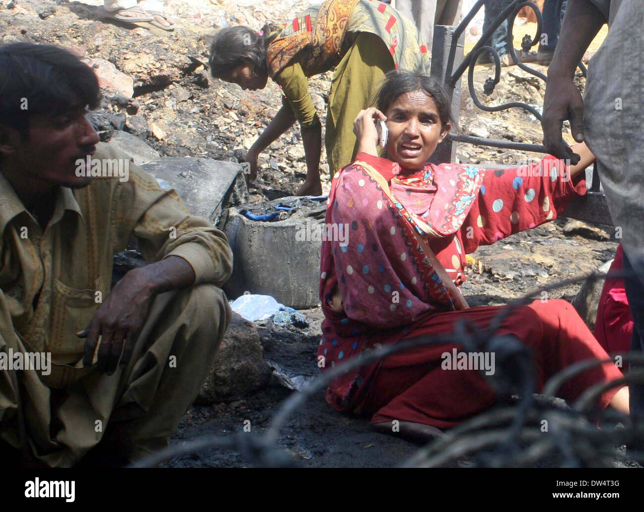 Vista della baraccopoli di bruciato dopo l'estinzione incendio scoppiato in un appartamento residenziale di un multi-edificio storeyed nel mercato di mobili di Gharibabad, a Karachi il giovedì 27 febbraio, 2014. Foto Stock