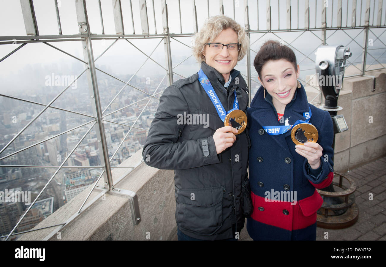 Manhattan, New York, Stati Uniti d'America. Il 27 febbraio, 2014. 2014 Campione olimpionico ballerini ghiaccio MERYL DAVIS E CHARLIE WHITE visitare l'Empire State Building il 86º piano Osservatorio Giovedì, febbraio, 27, 2014. Davis e il bianco sono i primi Stati Uniti ballerini ghiaccio nella storia a vincere la medaglia d'oro alle Olimpiadi. Credito: Bryan Smith/ZUMAPRESS.com/Alamy Live News Foto Stock