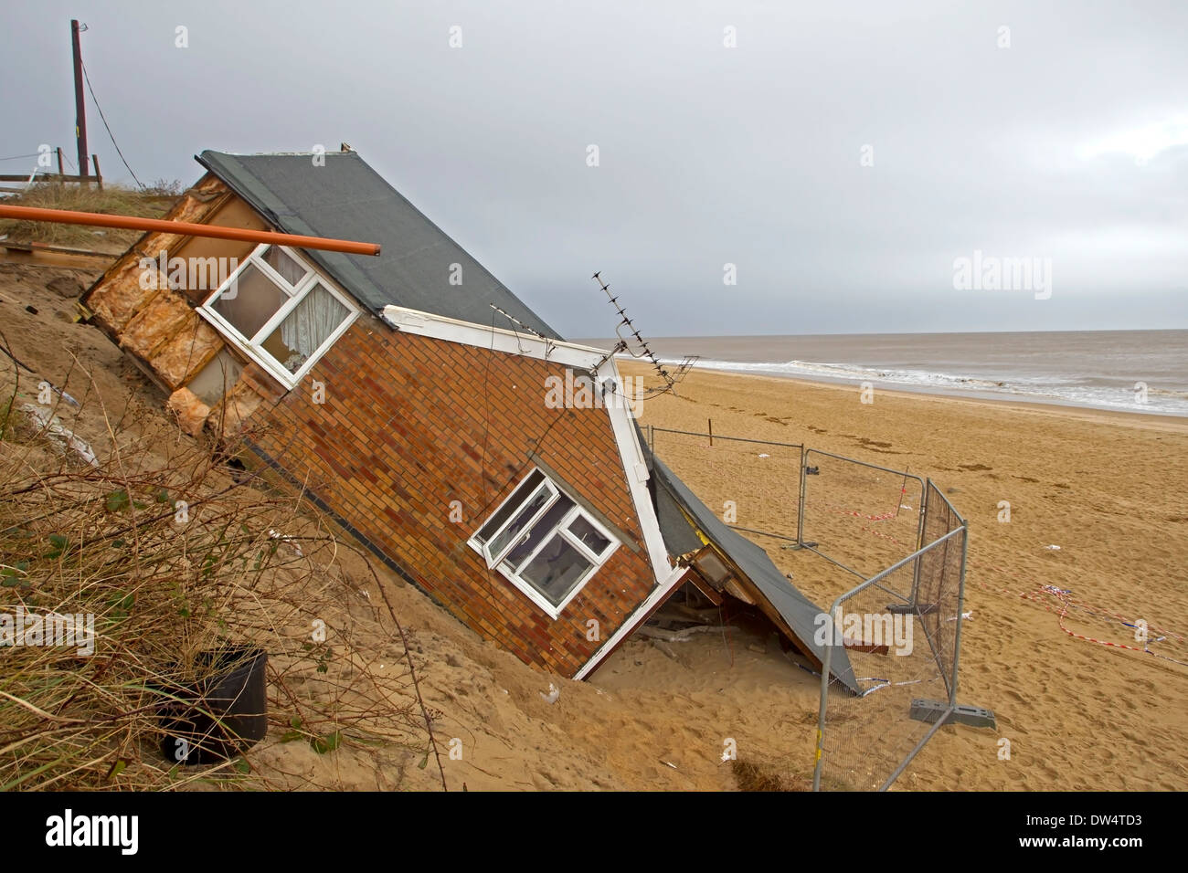 Rocce erose e chalets danneggiate seguenti picchi di marea del dicembre 2013, Hemsby, NORFOLK REGNO UNITO Foto Stock