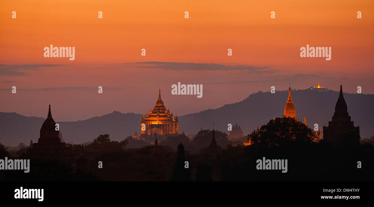 Incredibile tramonto su architettura antica vecchi templi buddisti a Bagan unito che Byin Nyu Pagoda Myanmar (Birmania) due immagini Foto Stock