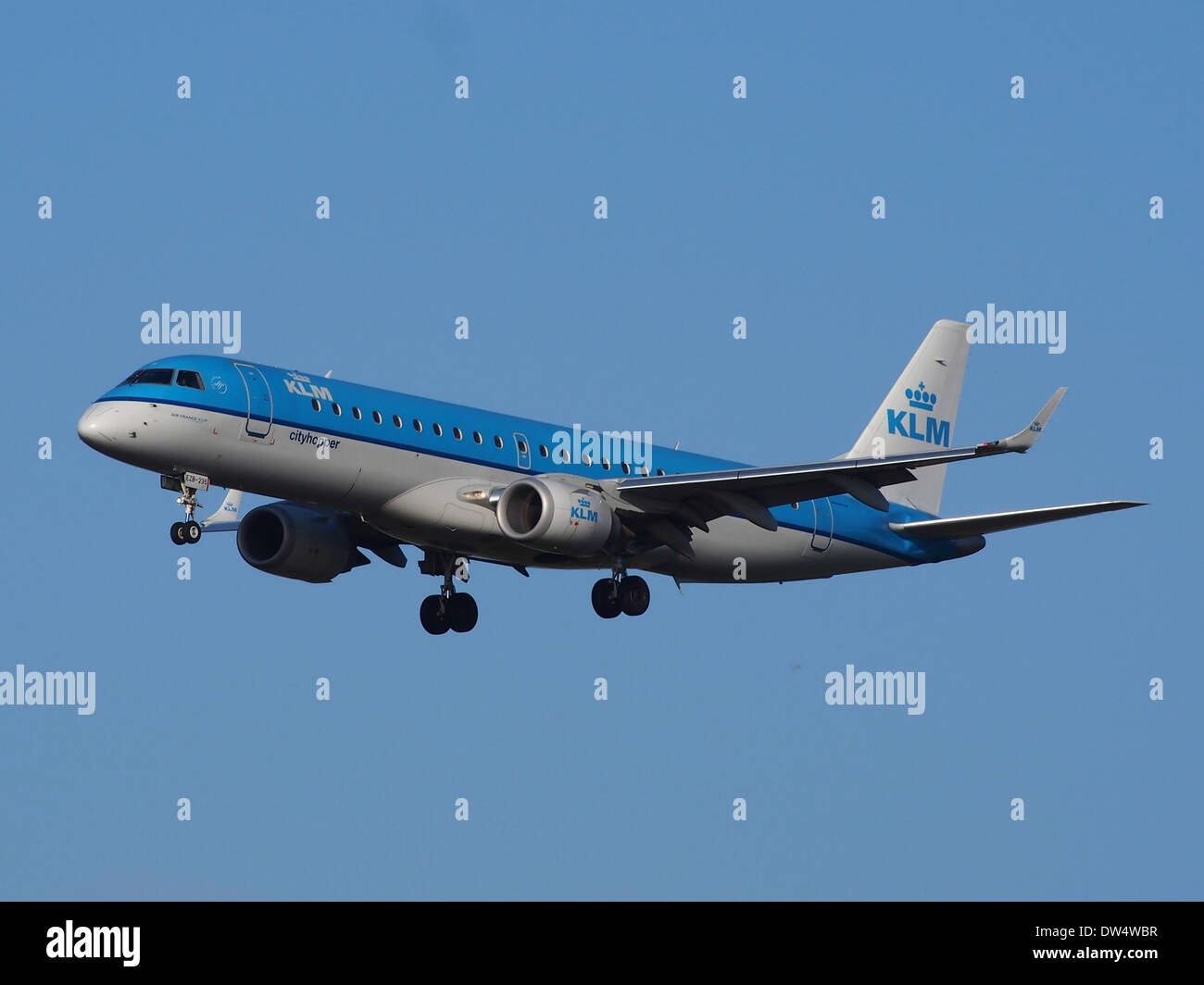 Il KLM Cityhopper Embraer ERJ-190STD (PH-EZB) è visto atterrare all'aeroporto di Schiphol il 2 febbraio 2014. Questo jet regionale serve rotte di breve e medio raggio in tutta Europa, offrendo un servizio efficiente sia per i viaggi d'affari che di piacere. Foto Stock