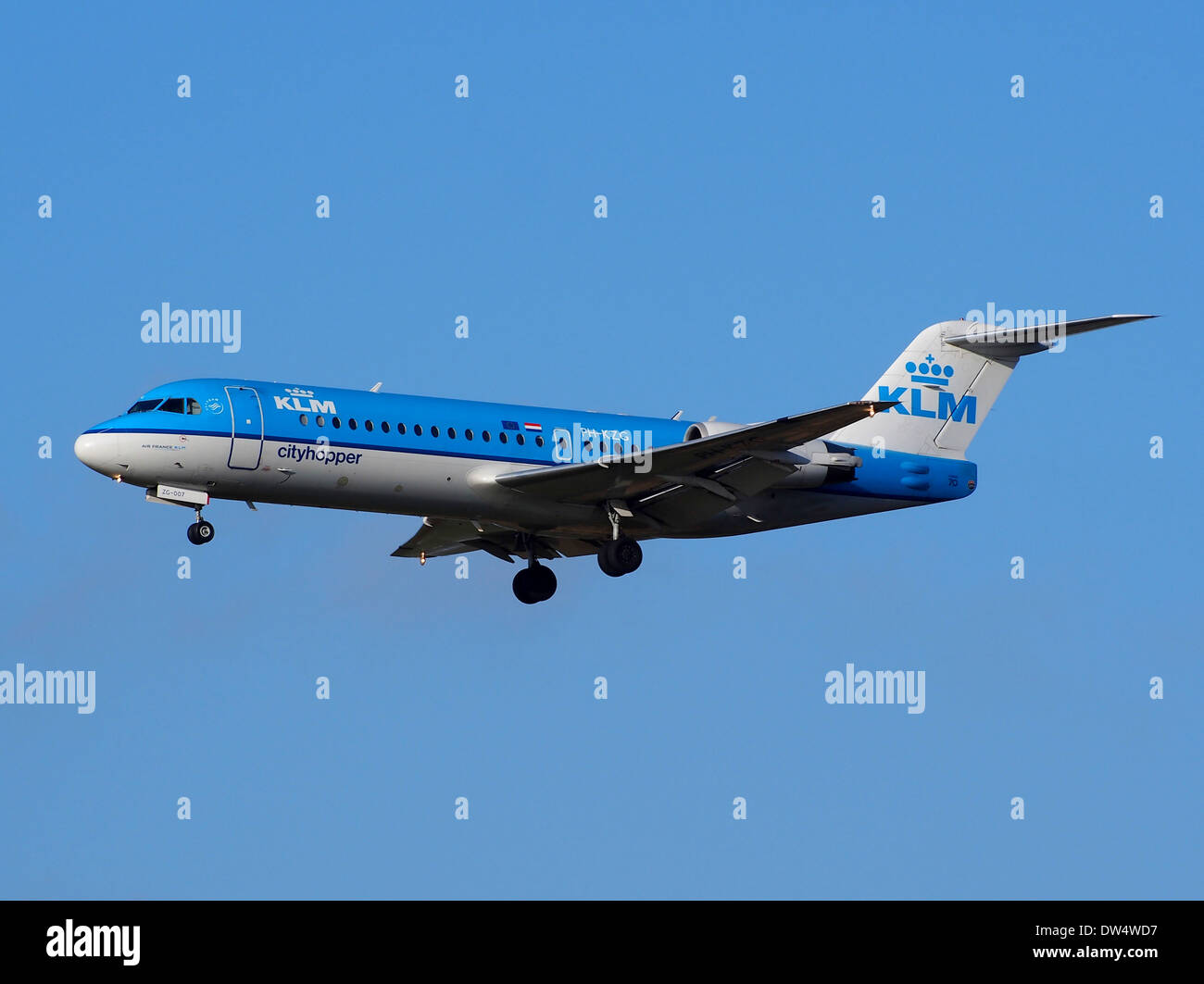Il KLM Cityhopper Fokker F70, registrazione PH-KZG, viene catturato durante il suo atterraggio all'aeroporto di Schiphol il 2 febbraio 2014. Il Fokker F70 è un jet regionale utilizzato per voli a corto e medio raggio, principalmente per rotte europee. L'aereo si sta avvicinando alla pista, preparandosi per il touchdown. Foto Stock