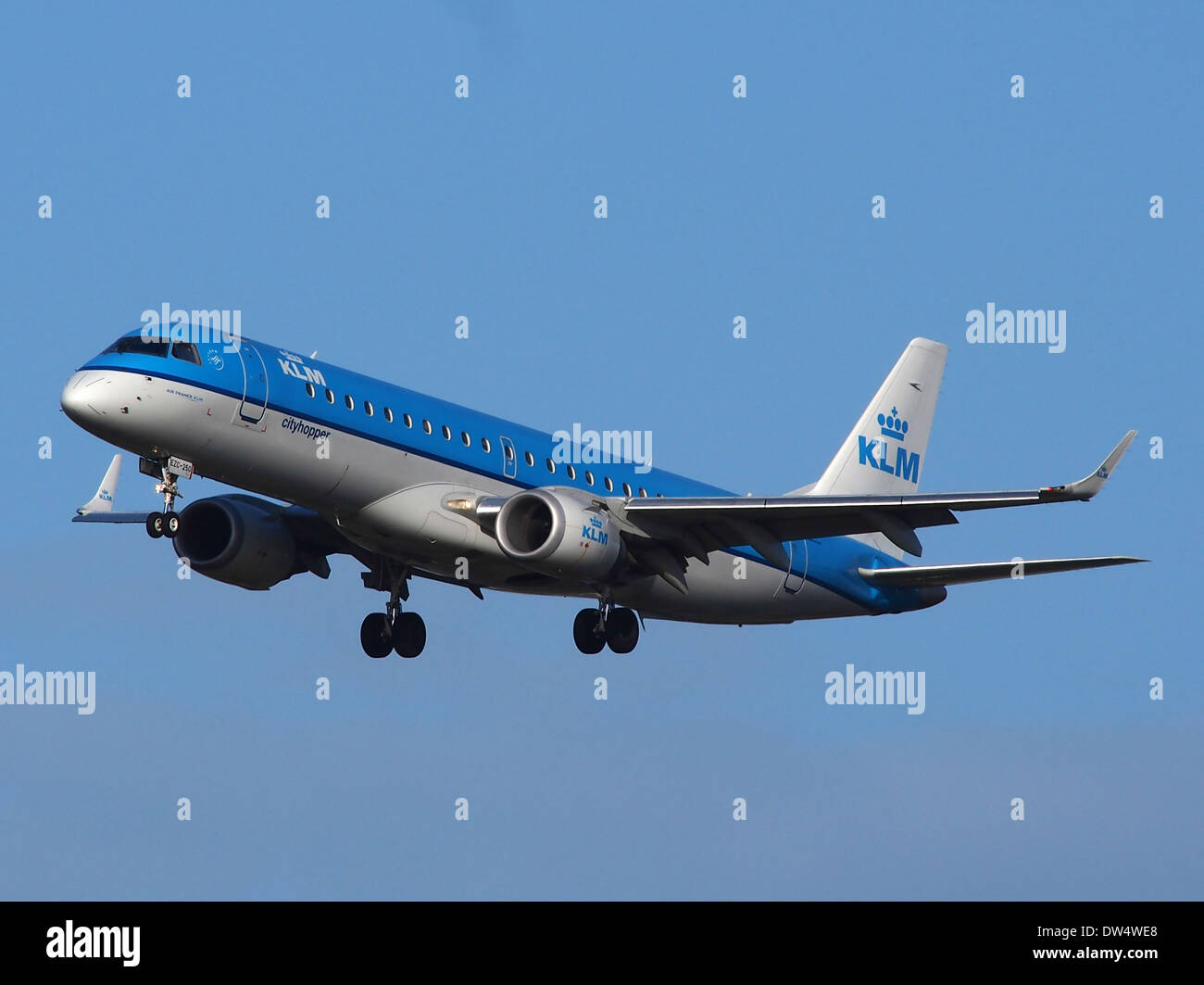 KLM Cityhopper's Embraer 190/195, registrazione PH-EZC, è mostrato atterrare all'aeroporto di Schiphol. Questo jet regionale serve voli a corto raggio e fa parte della flotta di KLM, offrendo viaggi aerei efficienti e confortevoli in tutta Europa. Foto Stock
