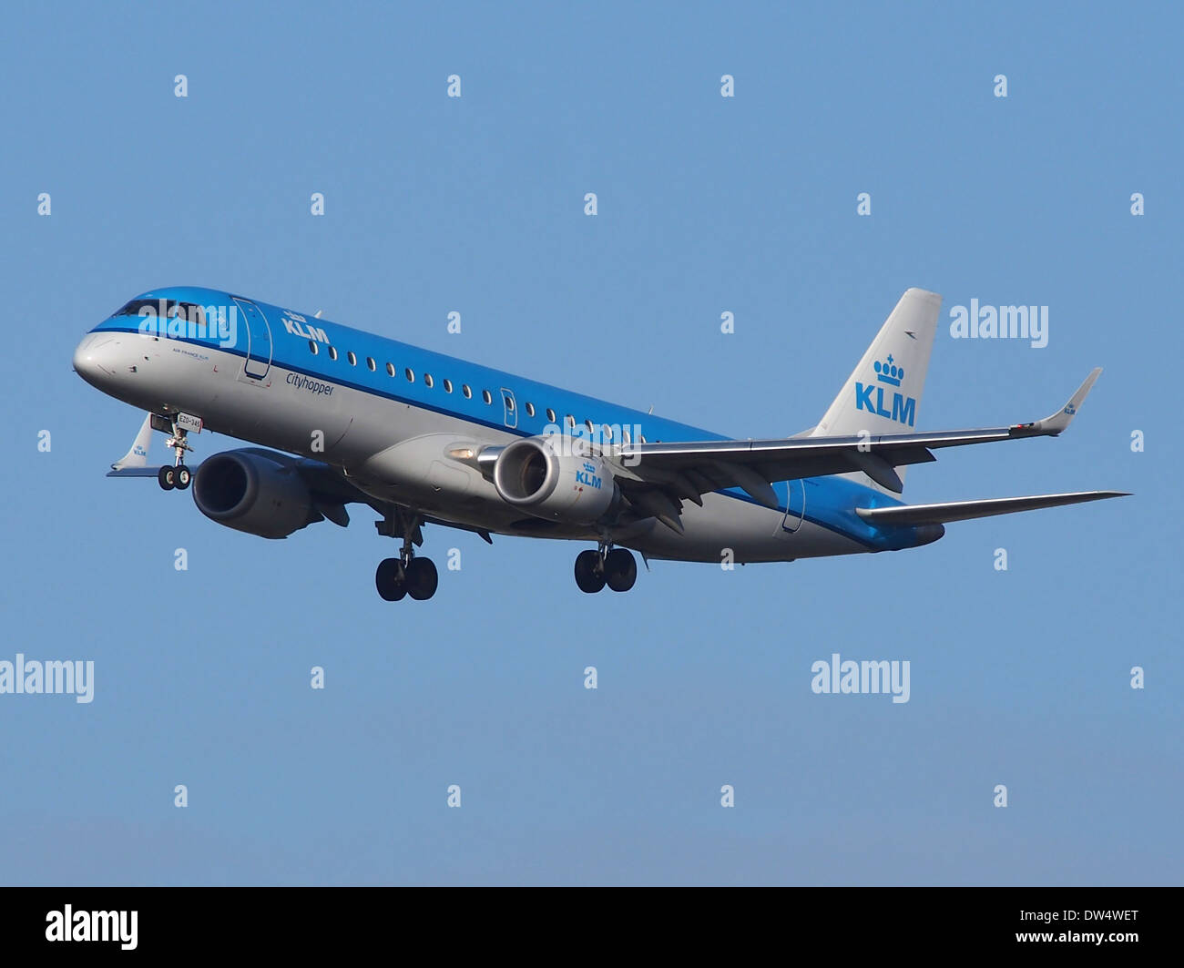 PH-EZO è un Embraer ERJ-190STD gestito da KLM Cityhopper. Questo jet regionale è stato visto atterrare all'aeroporto di Schiphol il 2 febbraio 2014, offrendo un servizio efficiente per i voli a corto e medio raggio in Europa. Foto Stock