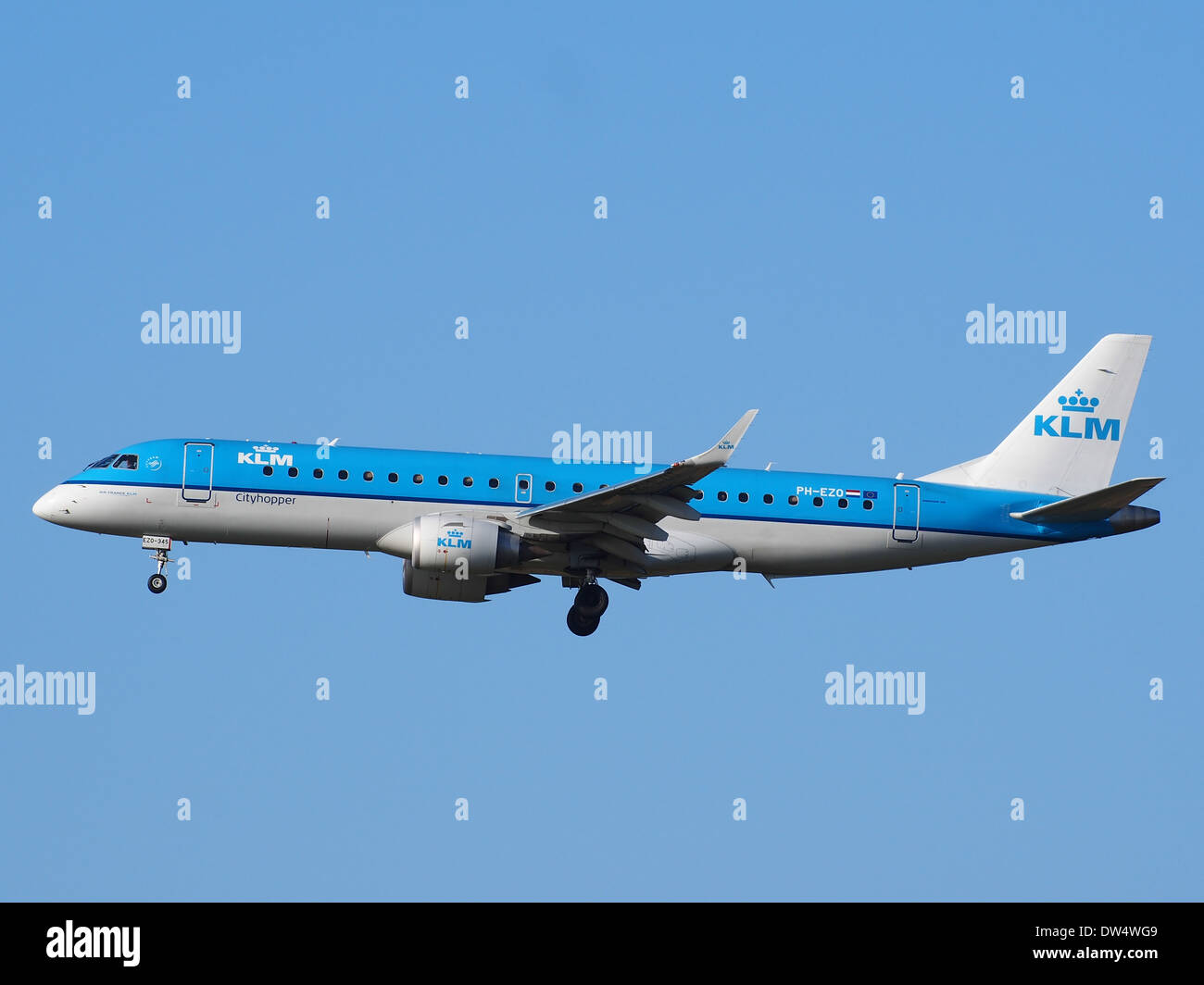 La Embraer ERJ-190STD, registrata PH-EZO, fa parte della flotta regionale di KLM Cityhopper. Questo aeromobile è progettato per voli di breve e medio raggio e offre ai passeggeri un'esperienza confortevole ed efficiente. Nota per l'efficienza del combustibile e i bassi costi di esercizio, KLM svolge un ruolo chiave nel trasporto aereo regionale. Foto Stock