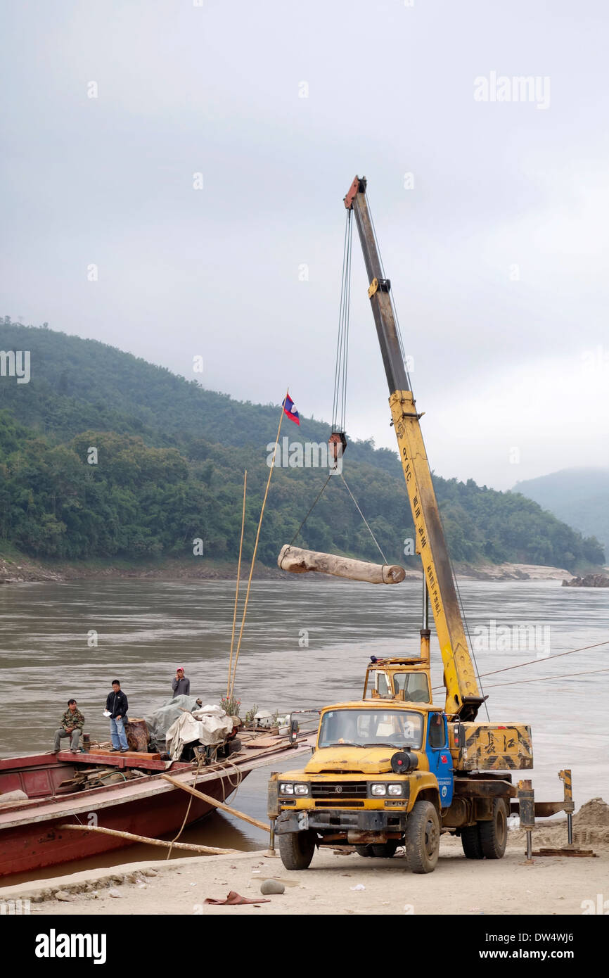 I registri di carico su una barca da carico sul fiume Mekong, Pakbeng, Laos. Foto Stock