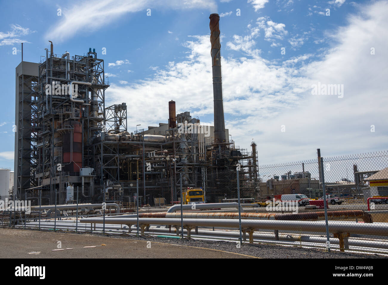 Industria chimica impianto spedizione. fonderia raffineria e fonderia opere navi essendo caricati Foto Stock