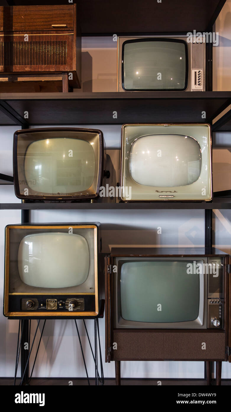 Vintage televisori e ricevitori per la televisione degli anni cinquanta e sessanta a MIAT, archeologia industriale museo, Gand, Belgio Foto Stock