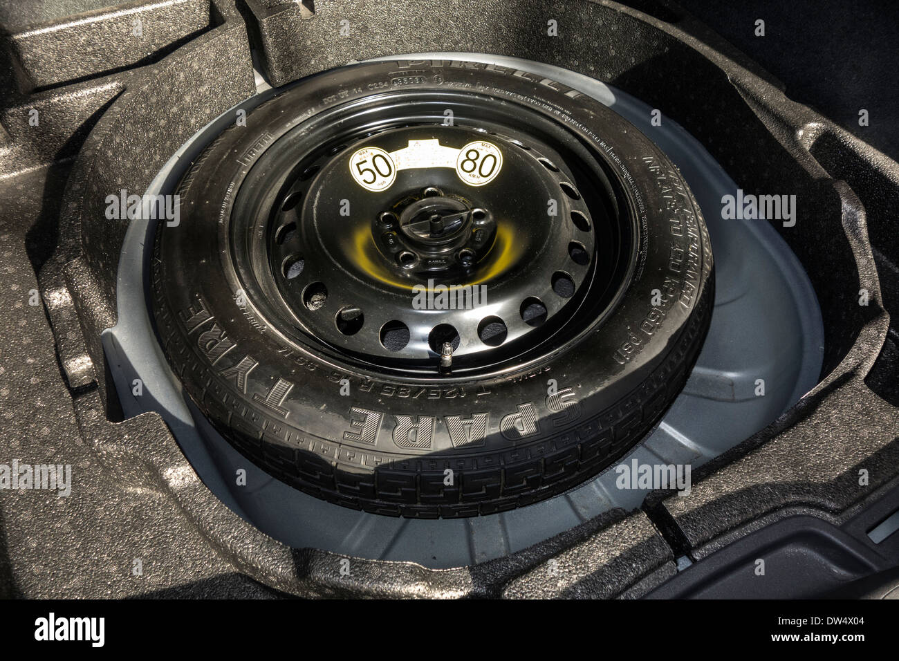 Spazio-saver ruota di scorta nel portabagagli della vettura con un numero limitato di limite di velocità massima di 50 km/h / 80 km/h Foto Stock