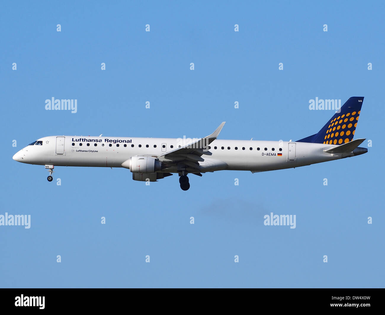 D-AEMA è un Embraer ERJ-195LR gestito dalla Lufthansa CityLine. L'aereo atterra all'aeroporto Schiphol di Amsterdam il 2 febbraio 2014, come parte di un volo commerciale. L'ERJ-195LR è un jet regionale utilizzato per voli a corto e medio raggio. Foto Stock