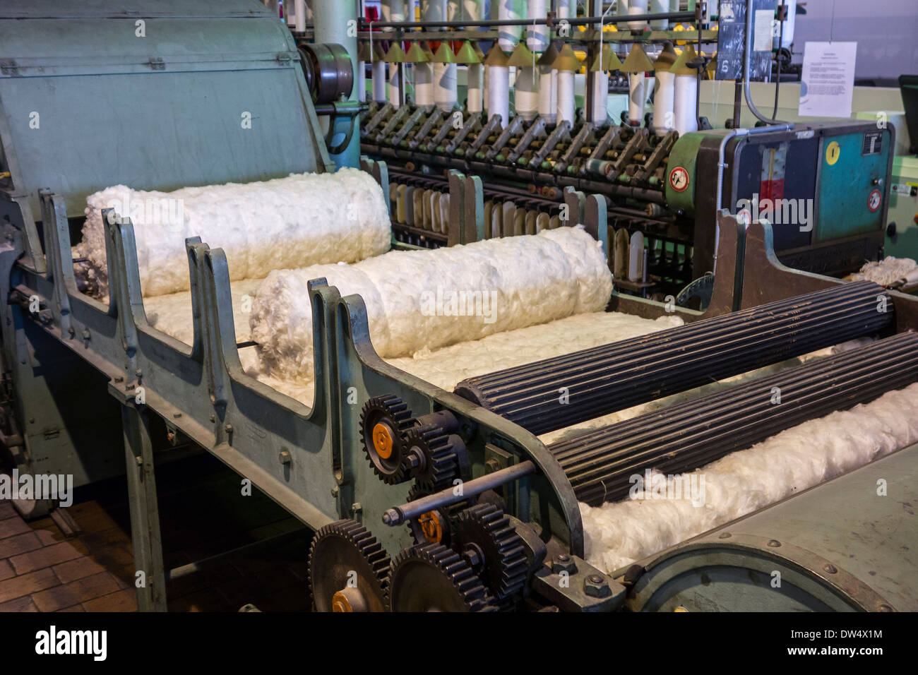Macchina di gramolazione / gramola separazione delle impurezze dalle materie di fibre di cotone in cotone mulino a MIAT museum, Gand, Belgio Foto Stock