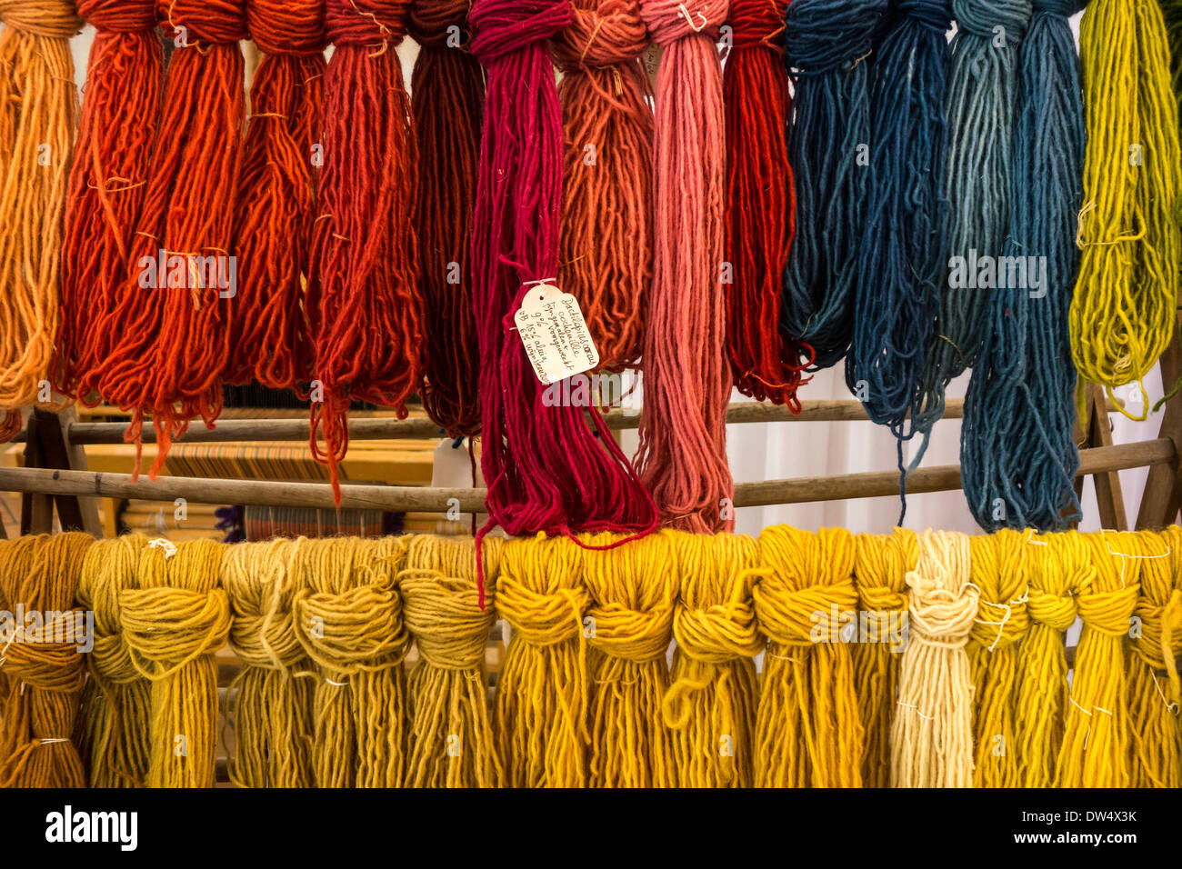 Colorati filamenti tinti di lana per la tessitura di abiti in filatura Foto Stock