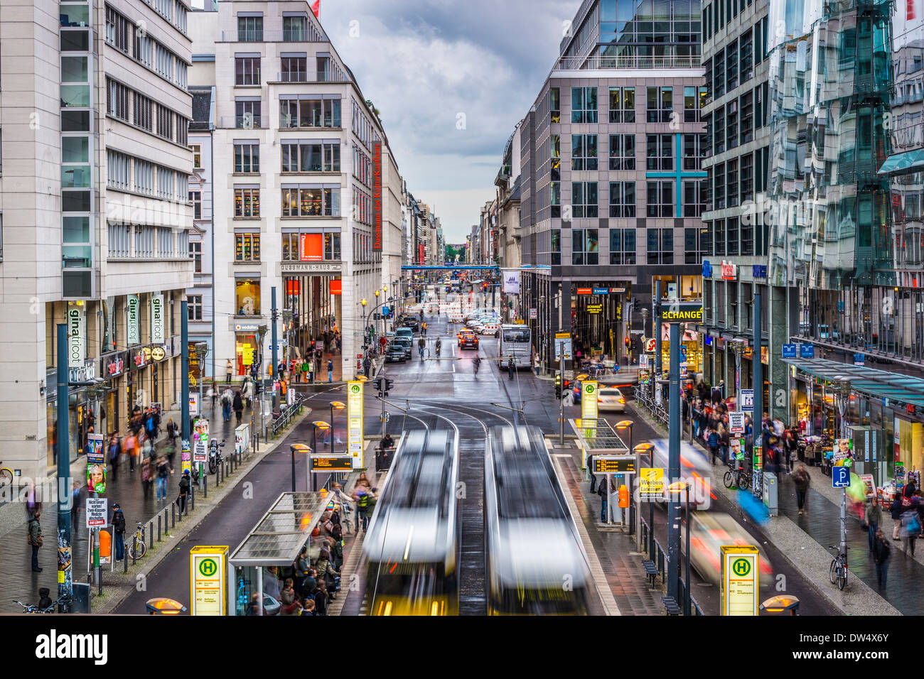 Friedrichstrasse quartiere dello shopping di Berlino, Germania. Foto Stock