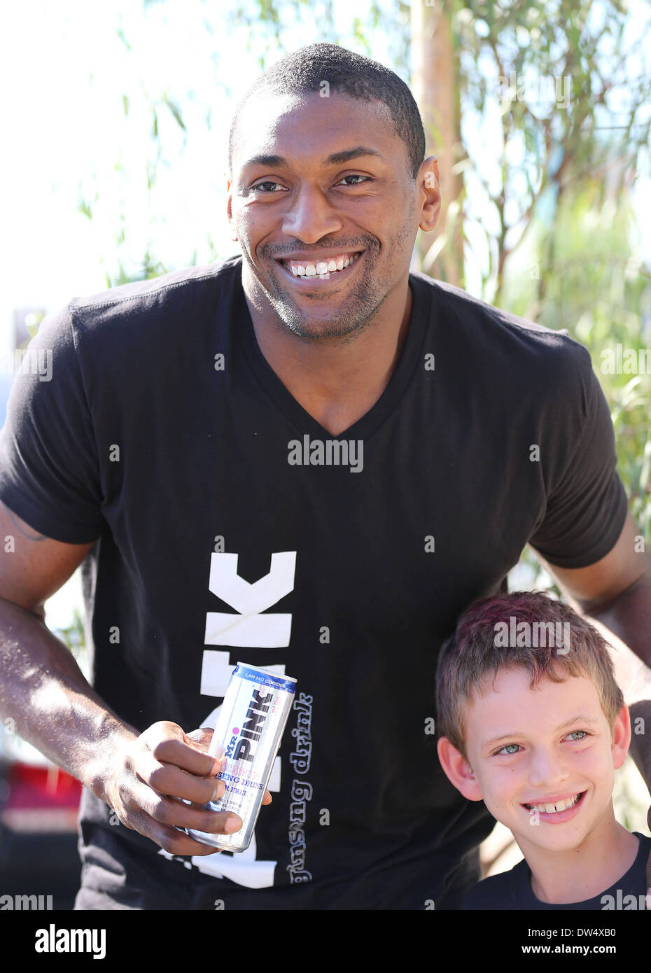 LA Laker, Ron Artest con la sua fidanzata Shin Shin (Gao Xinxin) lasciare Toast Bakery in West Hollywood dopo pranzo. Ron è indossando un signor rosa bevanda energetica T-shirt e siamo andati al ristorante nella sua Lamborghini. Los Angeles, California - 08.10.12 dove Foto Stock