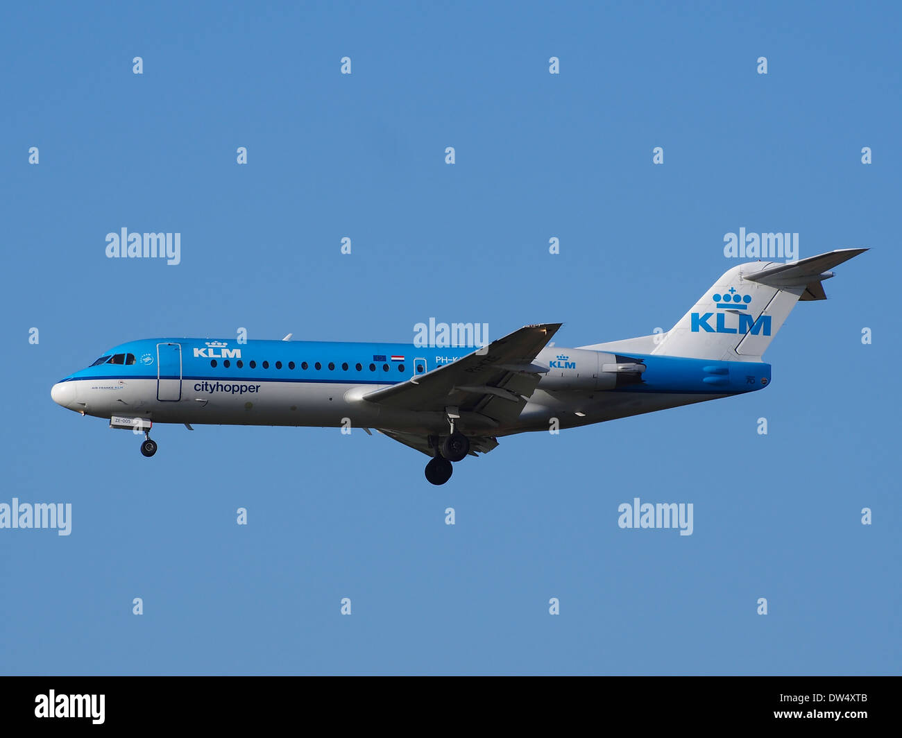 Il PH-KZE è un Fokker F70 operato da KLM Cityhopper, una compagnia aerea regionale con sede nei Paesi Bassi. È progettato per voli a corto e medio raggio ed è dotato di avionica avanzata. Questo aereo atterrò all'aeroporto di Schiphol il 2 febbraio 2014, come parte della sua rotta di servizio regolare. Foto Stock