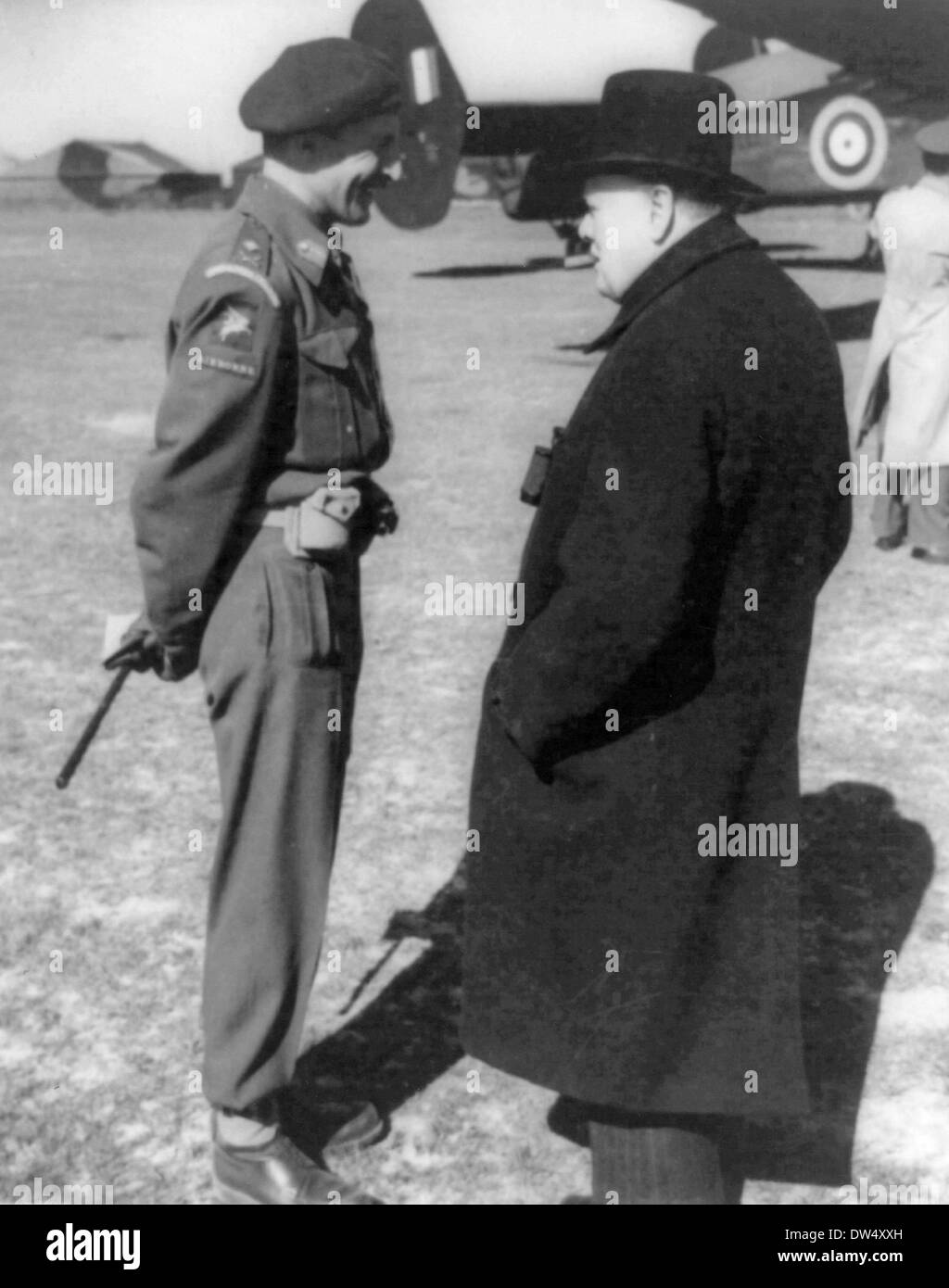 WINSTON CHURCHILL a destra con General Maggiore Frederick Browning 16 aprile 1942 a Ringway airfield, vicino Manchester. Vedere di seguito Foto Stock