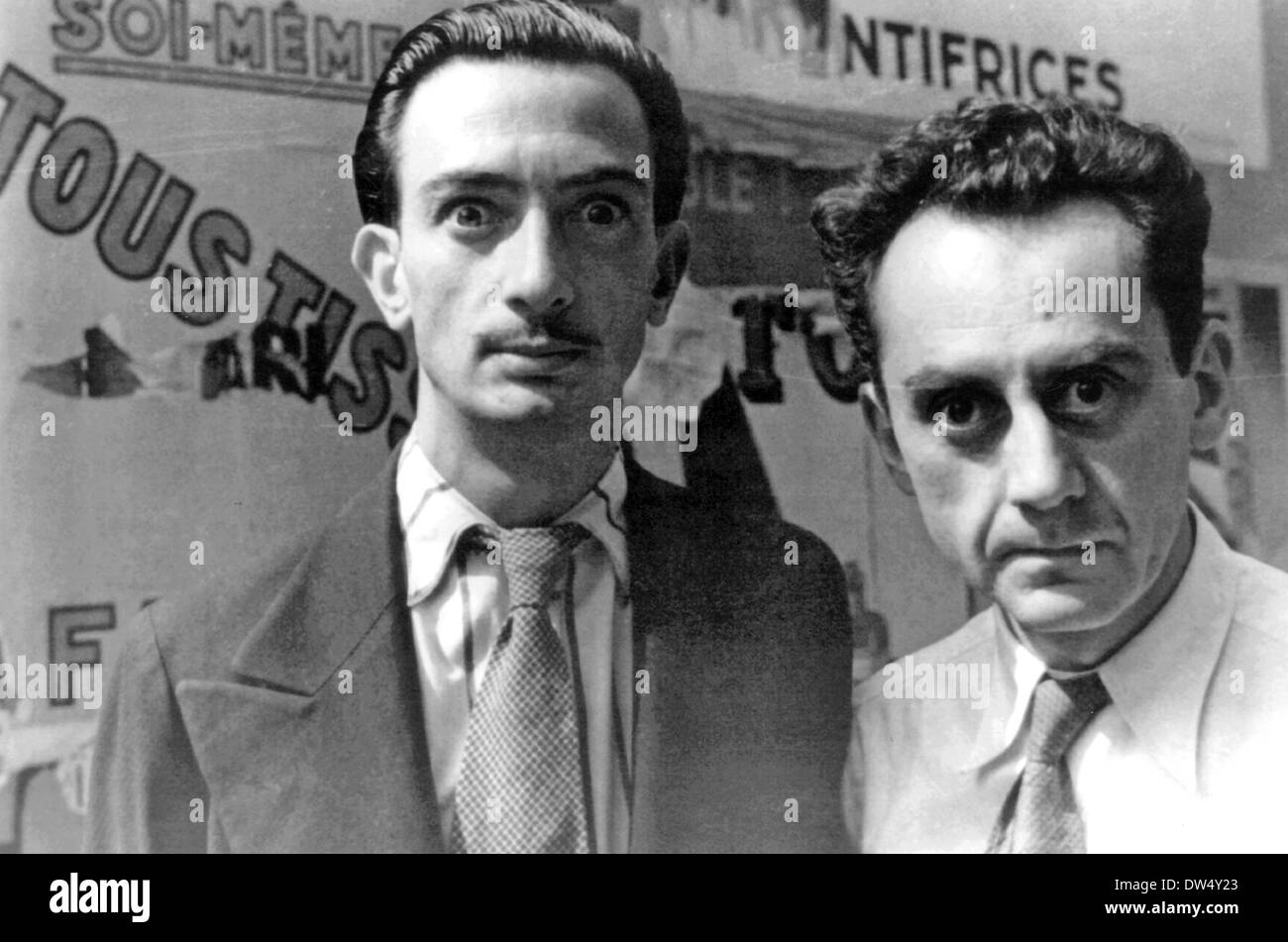 SALVADOR DALI a sinistra con Man Ray a Parigi il 16 giugno 1934 fotografata da Carl Van Vechten Foto Stock