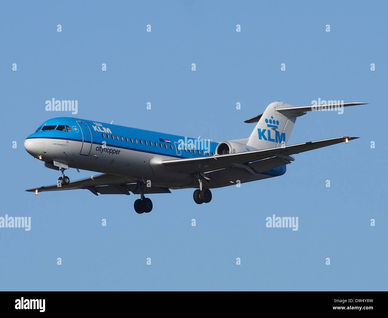 Il PH-KZB Fokker F70, parte della flotta regionale di KLM Cityhopper, è visto atterrare all'aeroporto Schiphol di Amsterdam. Noto per le sue efficienti capacità di trasporto a corto raggio, questo aeromobile è ideale per i voli regionali in Europa. Foto Stock