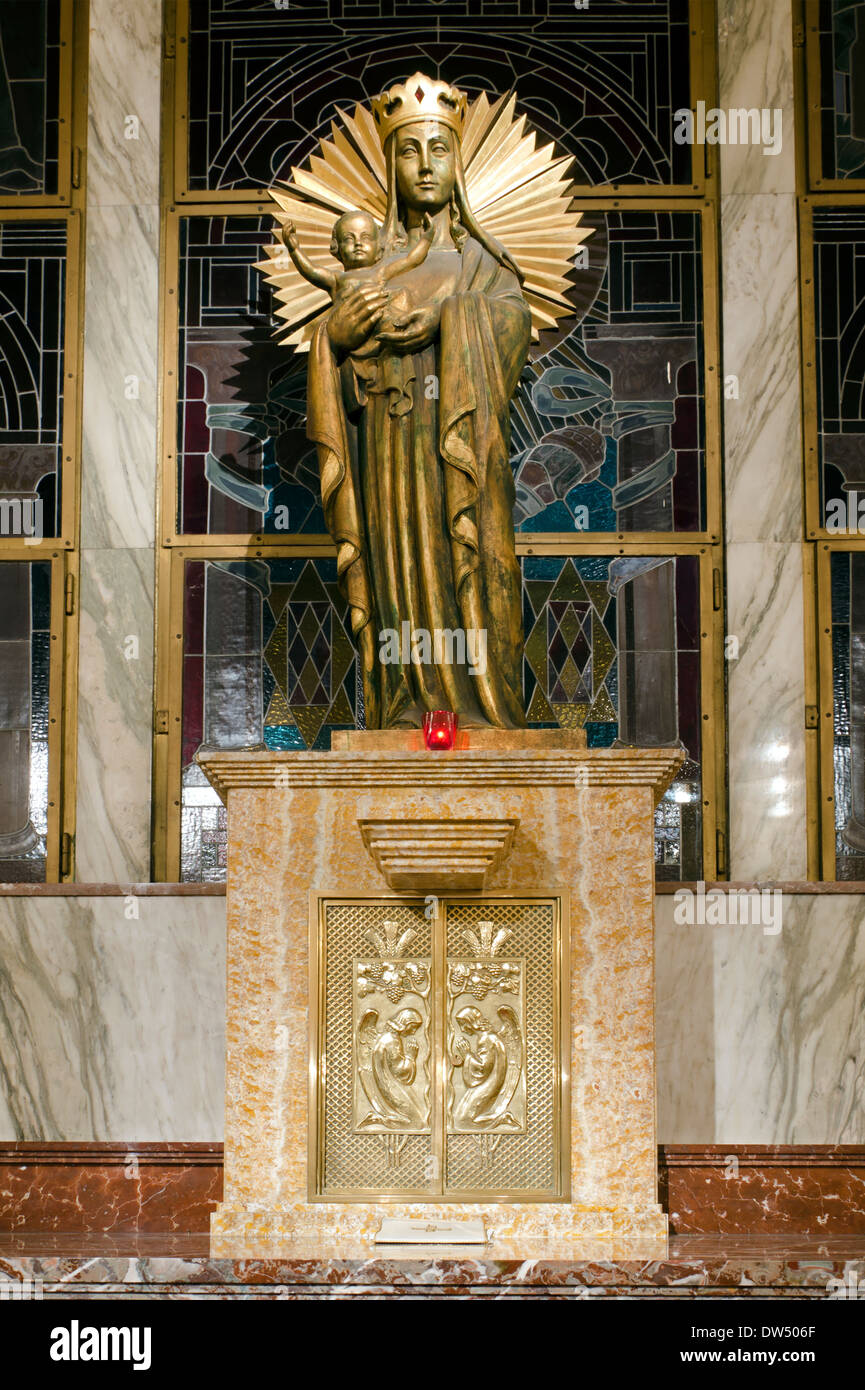 La statua della Vergine Maria con Gesù bambino al di sopra del tabernacolo Foto Stock