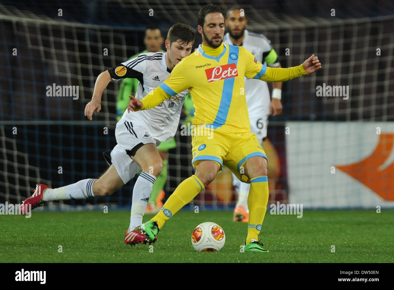 Napoli, Italia. Il 27 febbraio, 2014. Gonzalo Higuain durante la UEFA Europa League Round di 32 seconda gamba match tra SSC Napoli e Swansea City Calcio allo Stadio San Paolo il 27 febbraio 2014 a Napoli, Italia. Credito: Franco Romano/NurPhoto/ZUMAPRESS.com/Alamy Live News Foto Stock