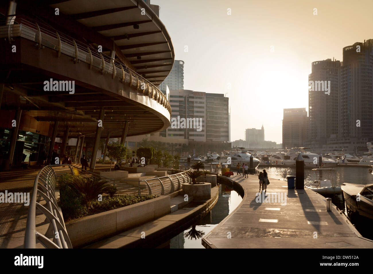 Dubai Marina Yacht Club e barche al tramonto, Dubai, Emirati Arabi Uniti, Emirati arabi uniti, Medio Oriente Foto Stock
