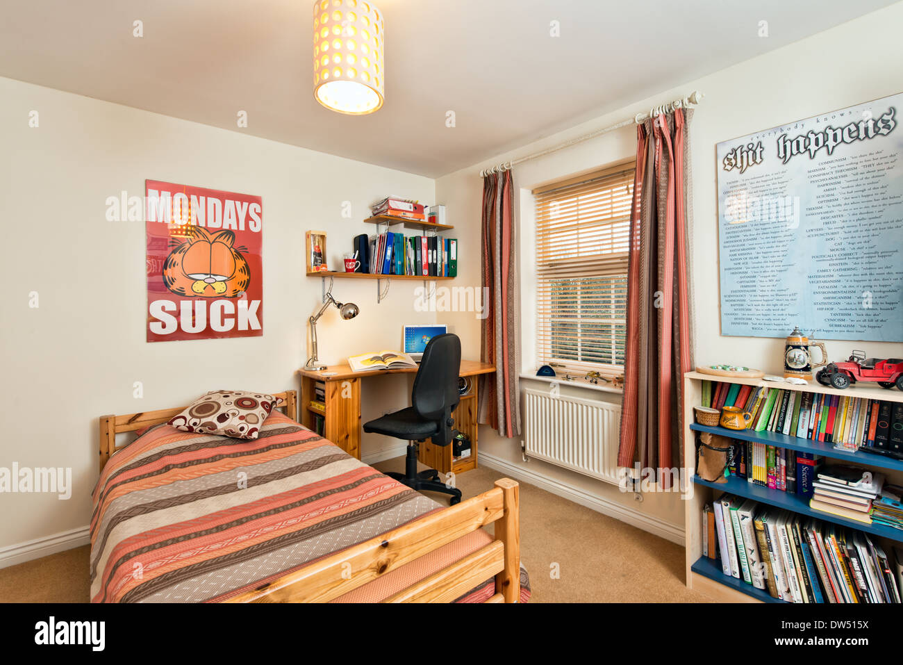 Un tipico studente di adolescenti in camera da letto o in dormitorio con alloggio bed, libri, scrivania e computer laptop Foto Stock