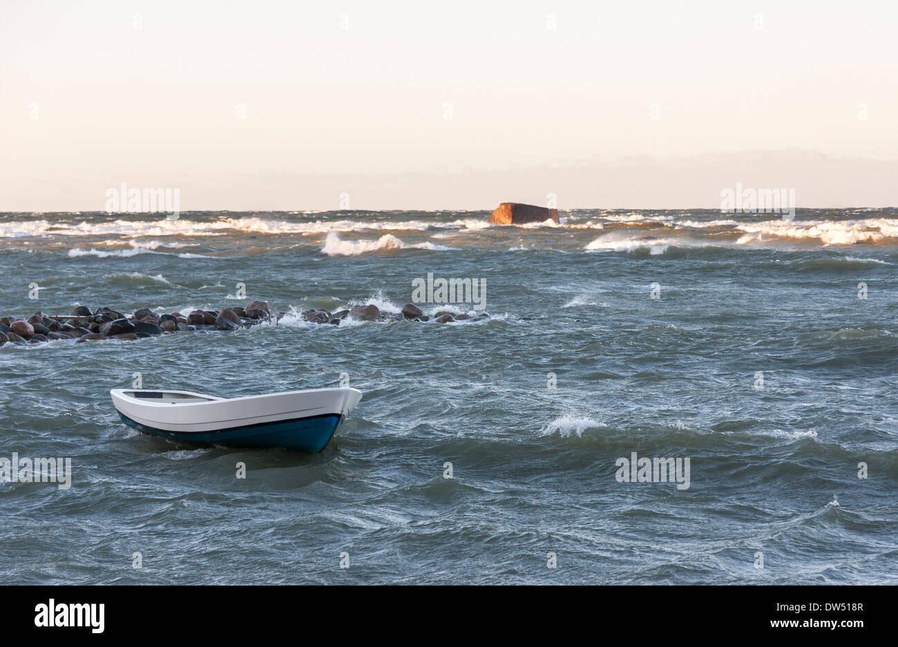 White barca da pesca nel tempestoso mare ondeggiante Foto Stock