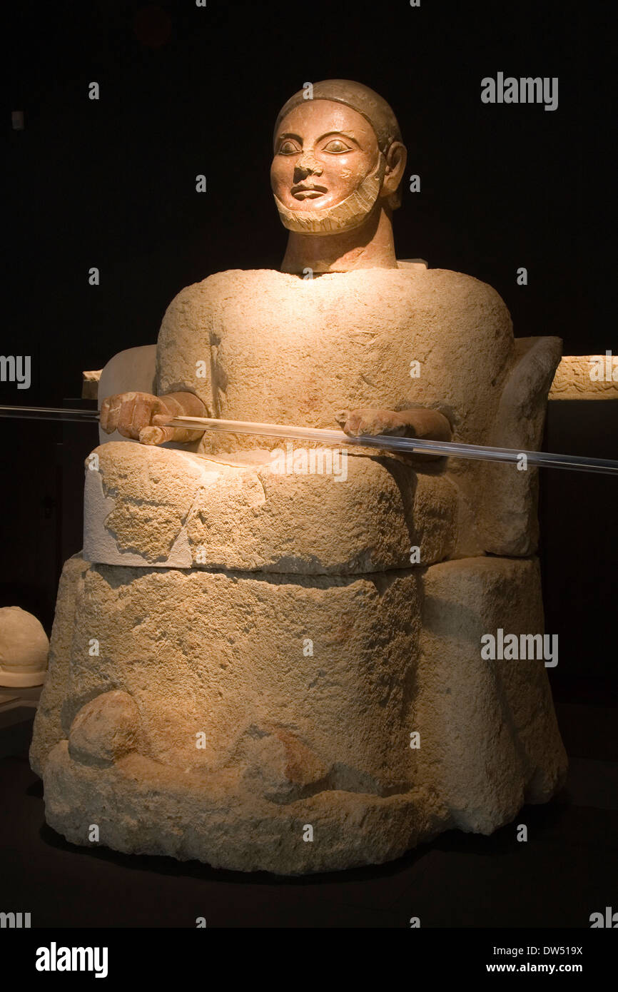 L'Europa, Italia, Toscana, chiusi, esposizione di arte etrusca, raccolta di Pietro Bonci Casuccini, statua cineraria chiamato plutone Foto Stock