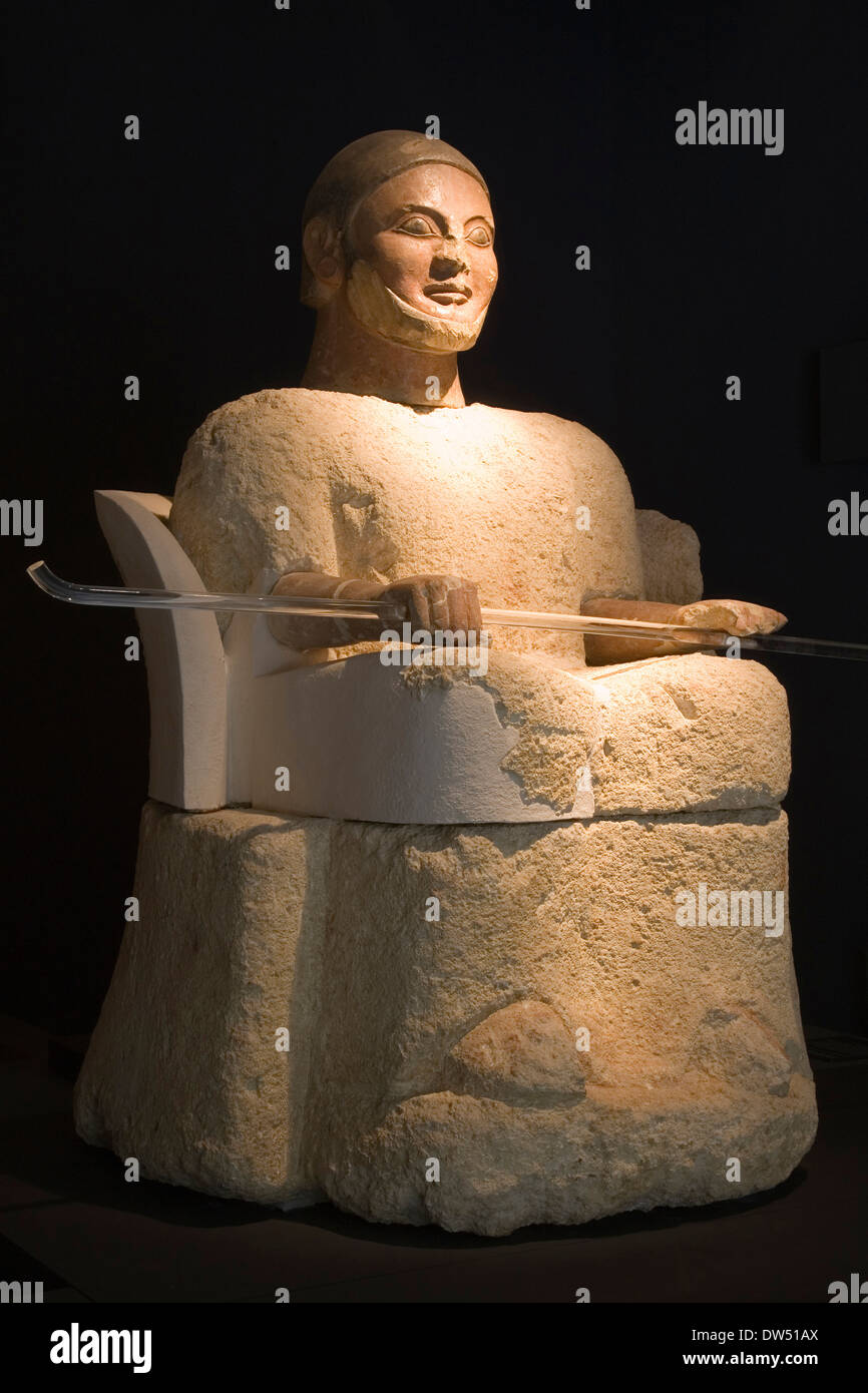 L'Europa, Italia, Toscana, chiusi, esposizione di arte etrusca, raccolta di Pietro Bonci Casuccini, statua cineraria chiamato plutone Foto Stock