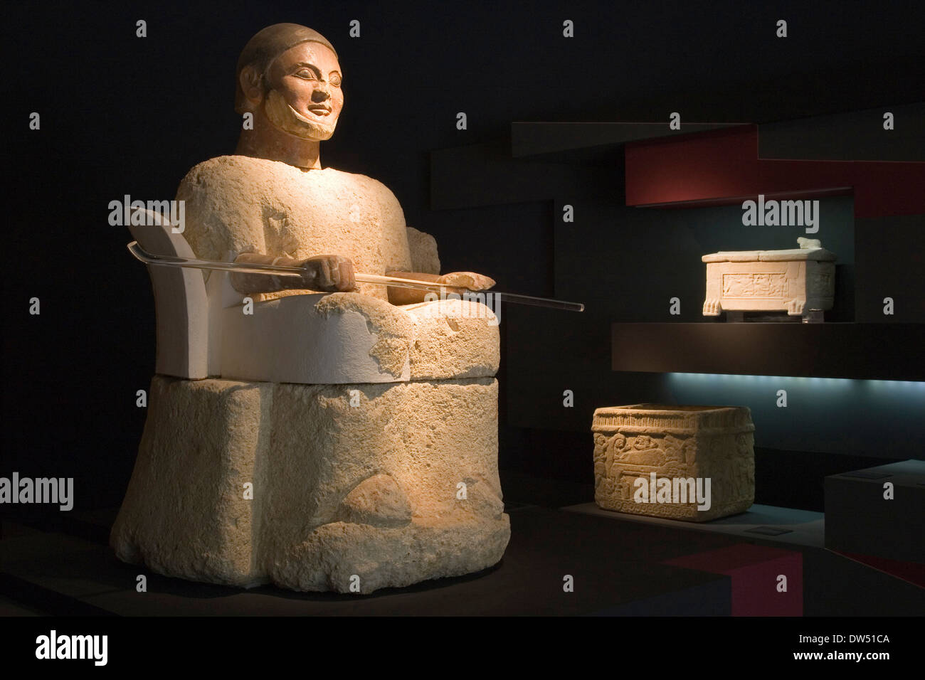 L'Europa, Italia, Toscana, chiusi, esposizione di arte etrusca, raccolta di Pietro Bonci Casuccini, statua cineraria chiamato plutone Foto Stock