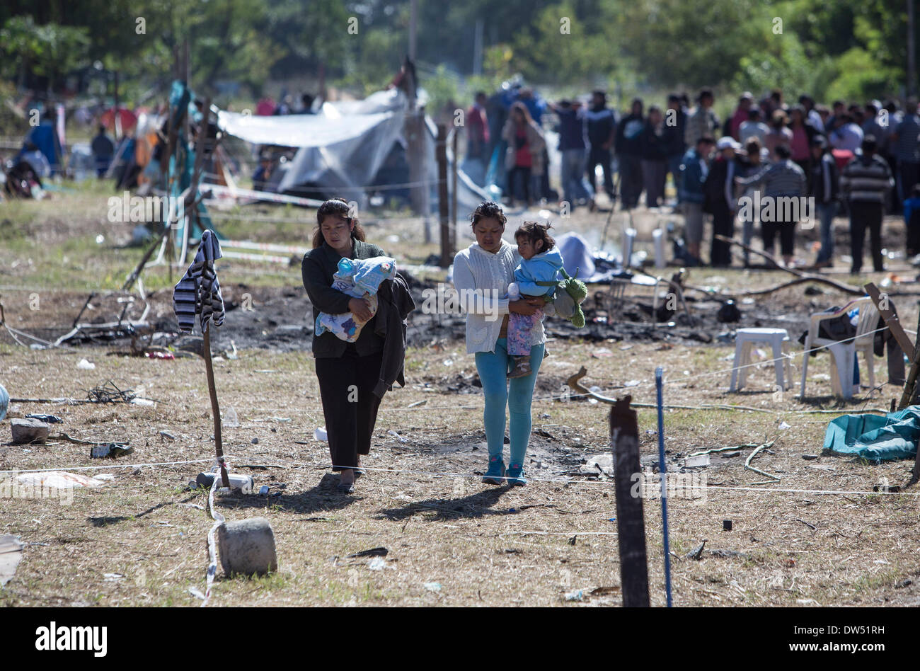 Buenos Aires, Argentina. Il 27 febbraio, 2014. Persone soggiornare in un albergo vicino al Parque Indoamericano in Villa Lugano quartiere di Buenos Aires, Argentina, il 27 febbraio 2014. Il governo della città sta negoziando con le famiglie irregolari di occupare la terra al fine di sfrattare senza incidenti, secondo la stampa locale. © Martin Zabala/Xinhua/Alamy Live News Foto Stock