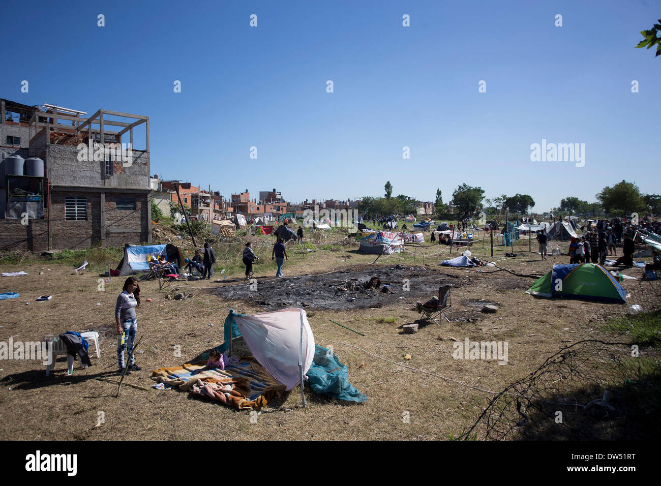 Buenos Aires, Argentina. Il 27 febbraio, 2014. Persone soggiornare in un albergo vicino al Parque Indoamericano in Villa Lugano quartiere di Buenos Aires, Argentina, il 27 febbraio 2014. Il governo della città sta negoziando con le famiglie irregolari di occupare la terra al fine di sfrattare senza incidenti, secondo la stampa locale. © Martin Zabala/Xinhua/Alamy Live News Foto Stock