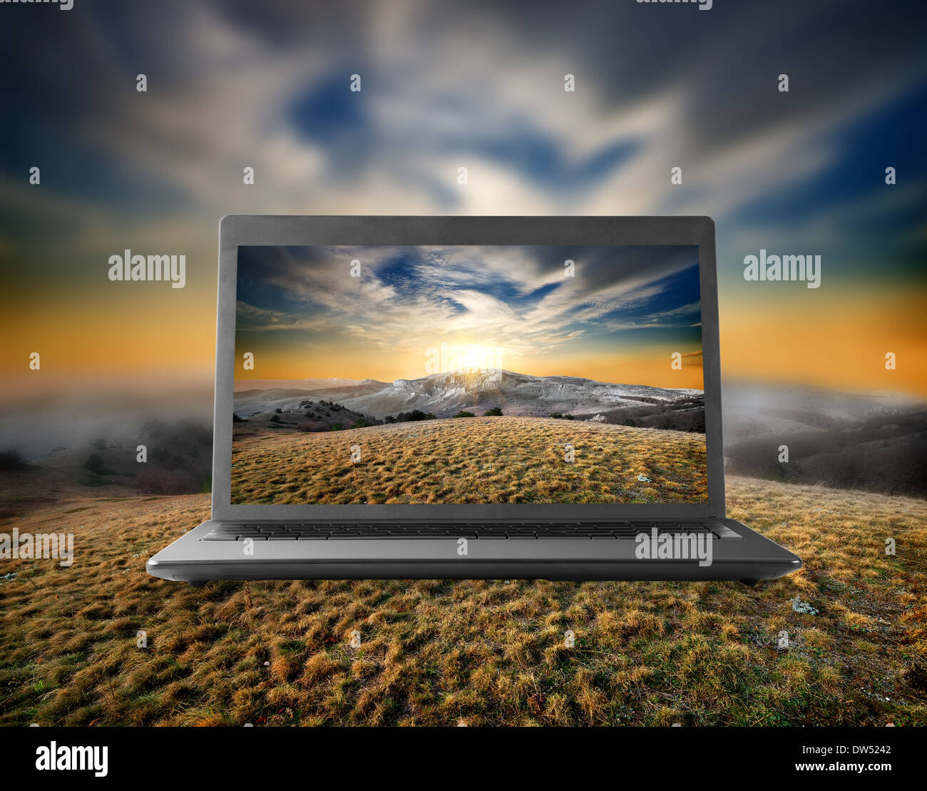 In Autunno le montagne su un display del notebook Foto Stock