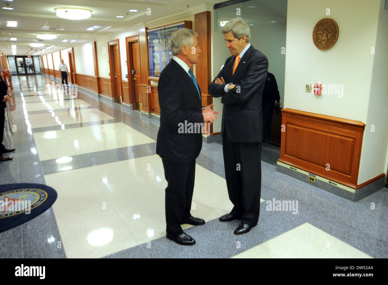 I segretari di Kerry, Hagel parlare prima della riunione del pentagono Foto Stock